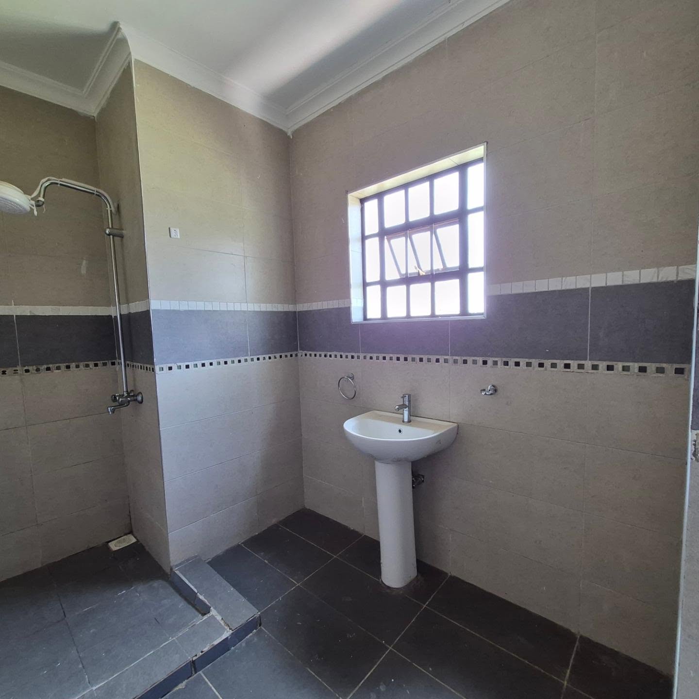 5-Bedroom All-En-Suite Home thumbnail 3
