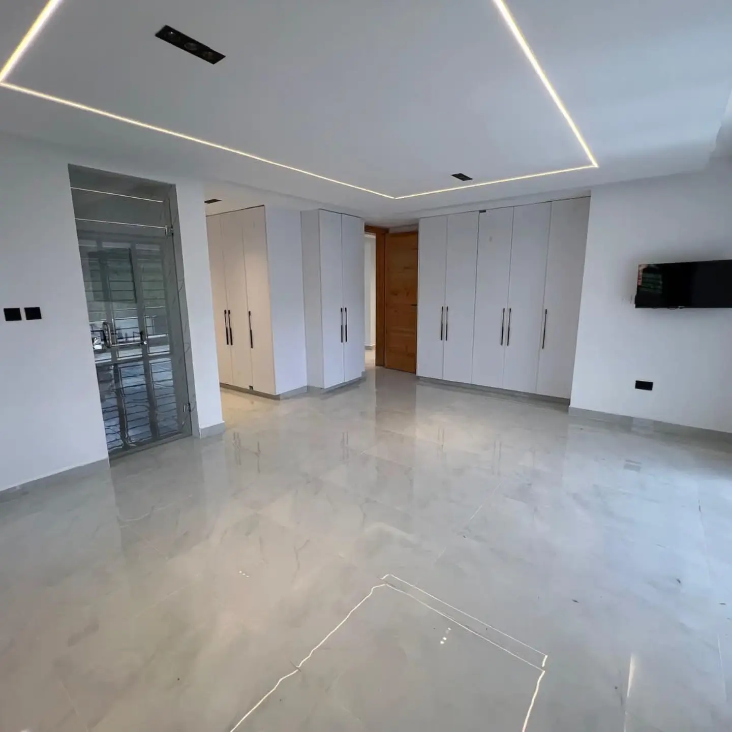 5 Bedroom Family Home with DSQ thumbnail 3