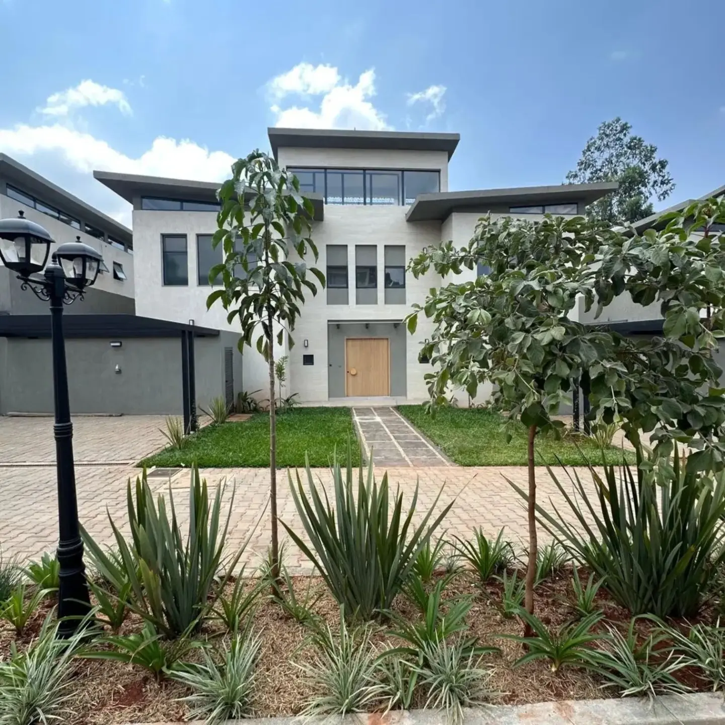 Elegant 4 bedroom plus sq townhouse For Rent — Runda, Nairobi