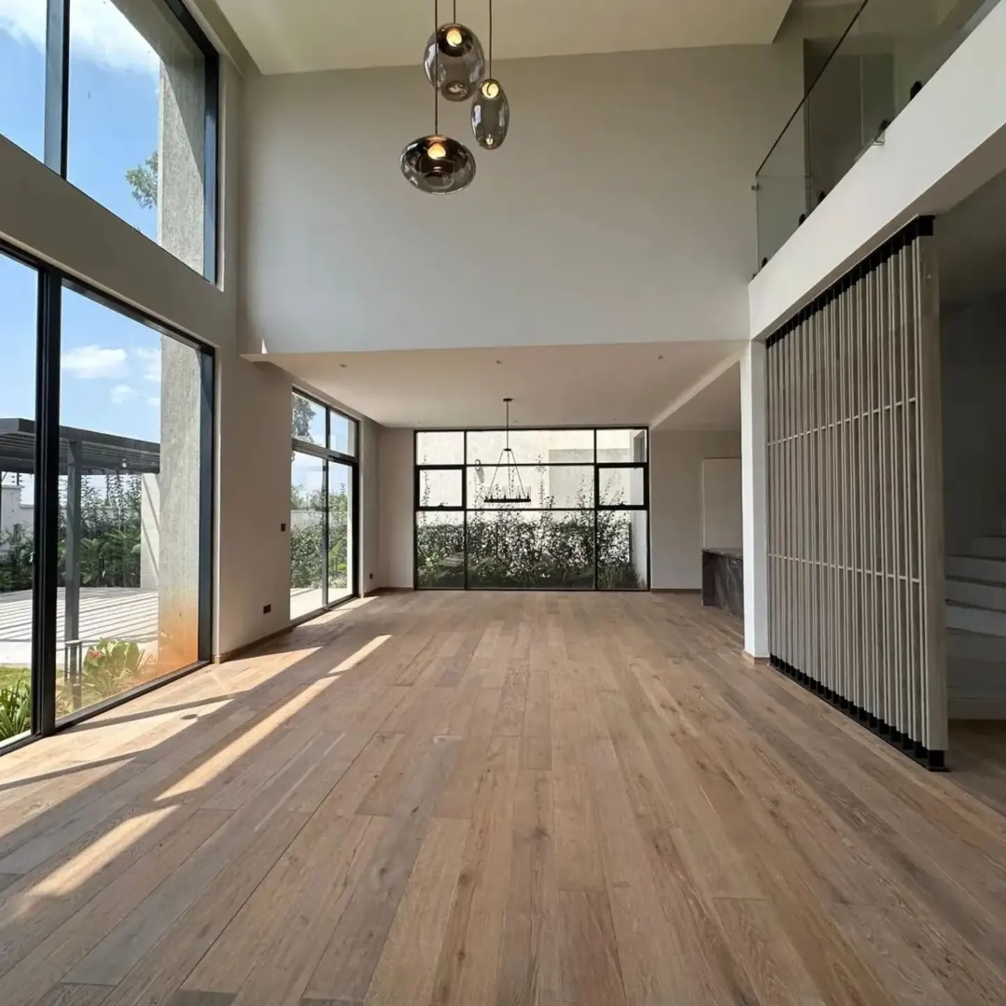 Elegant 4 bedroom plus sq townhouse For Rent thumbnail 2