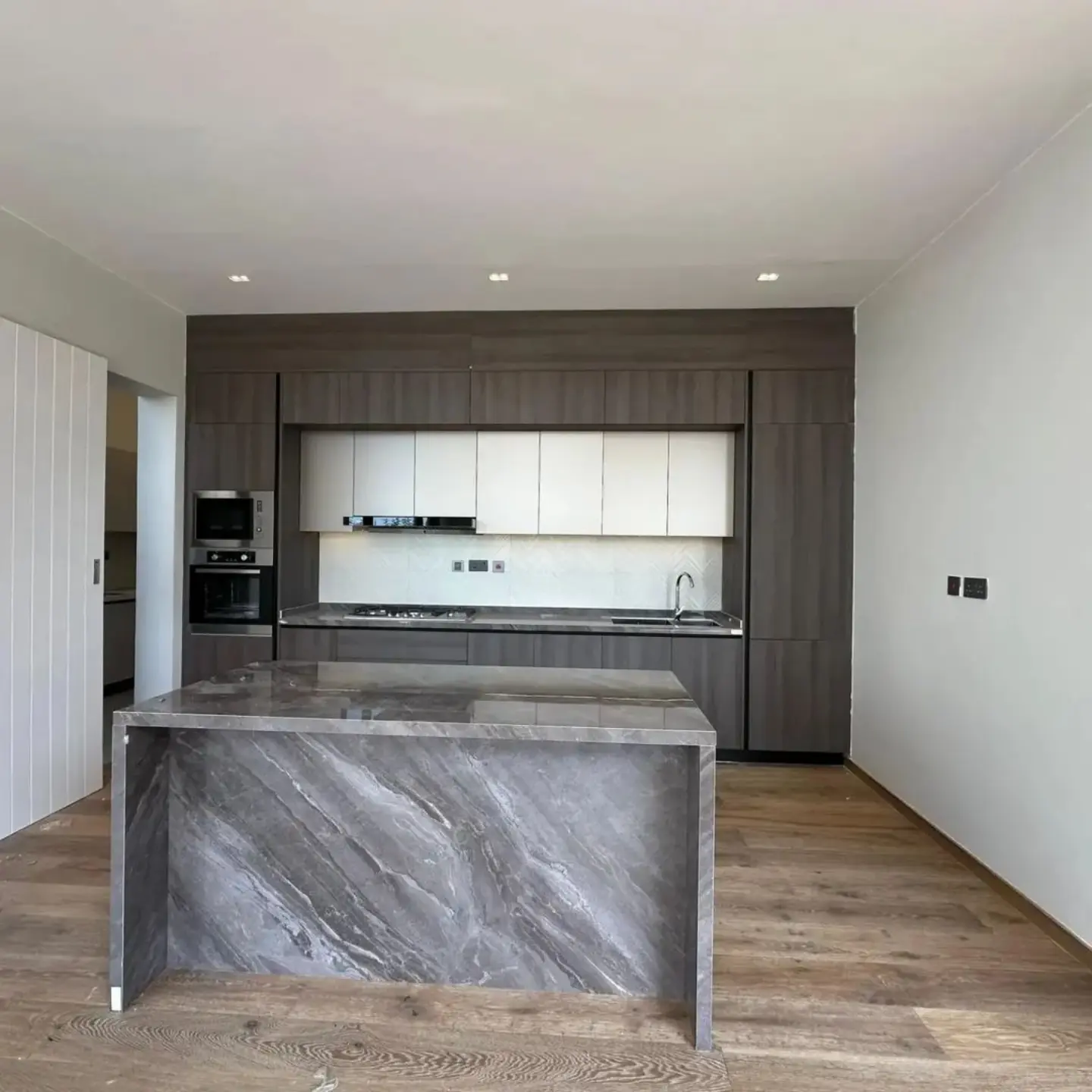 Elegant 4 bedroom plus sq townhouse For Rent thumbnail 3