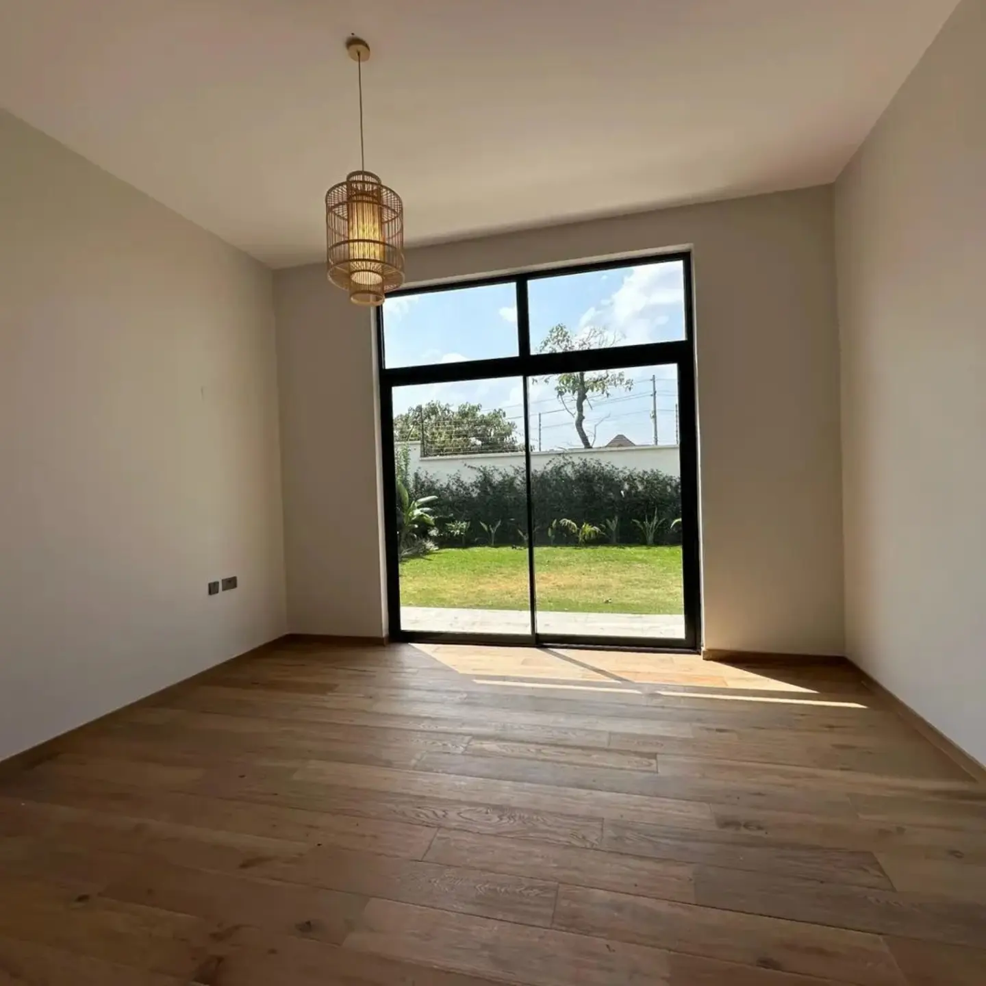 Elegant 4 bedroom plus sq townhouse For Rent thumbnail 4