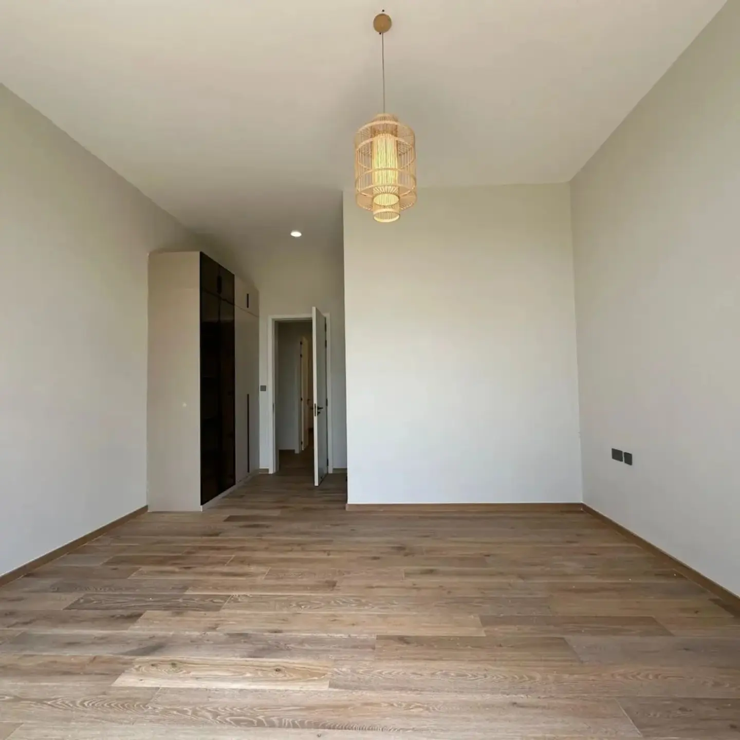 Elegant 4 bedroom plus sq townhouse For Rent thumbnail 5