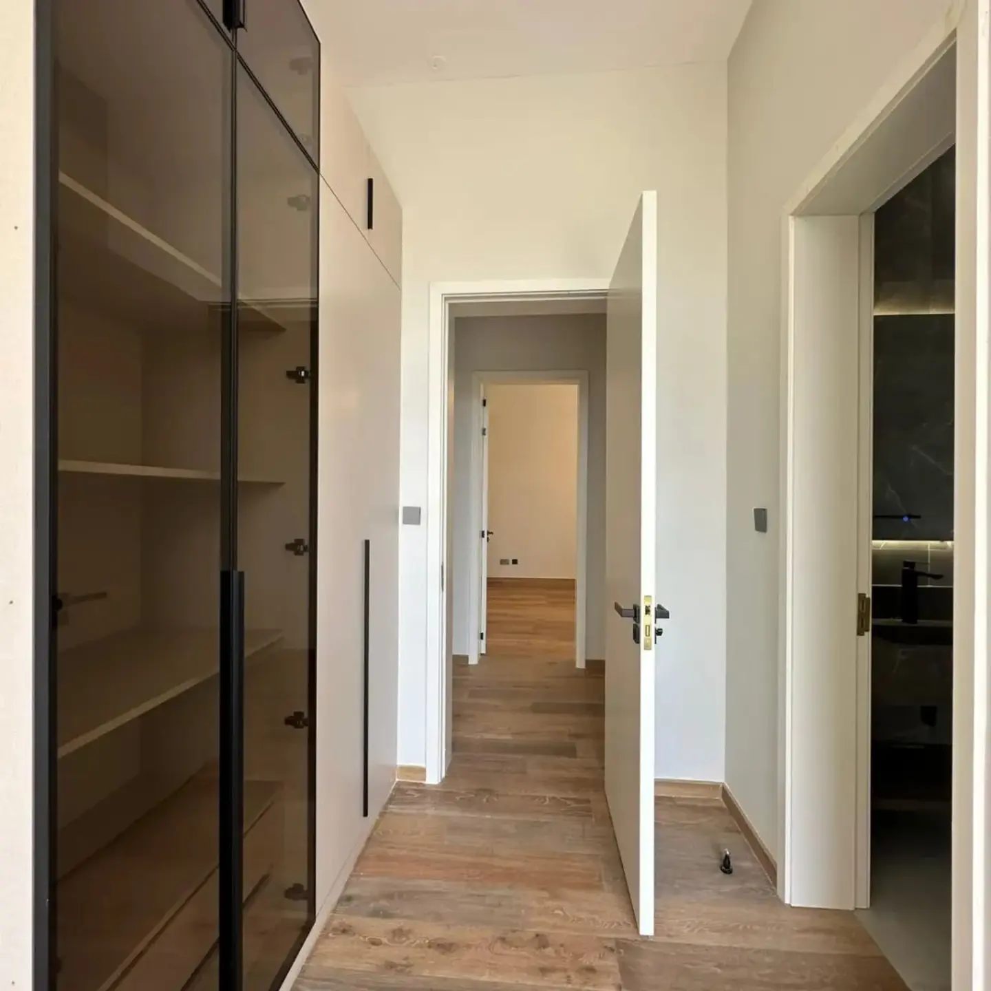 Elegant 4 bedroom plus sq townhouse For Rent thumbnail 7