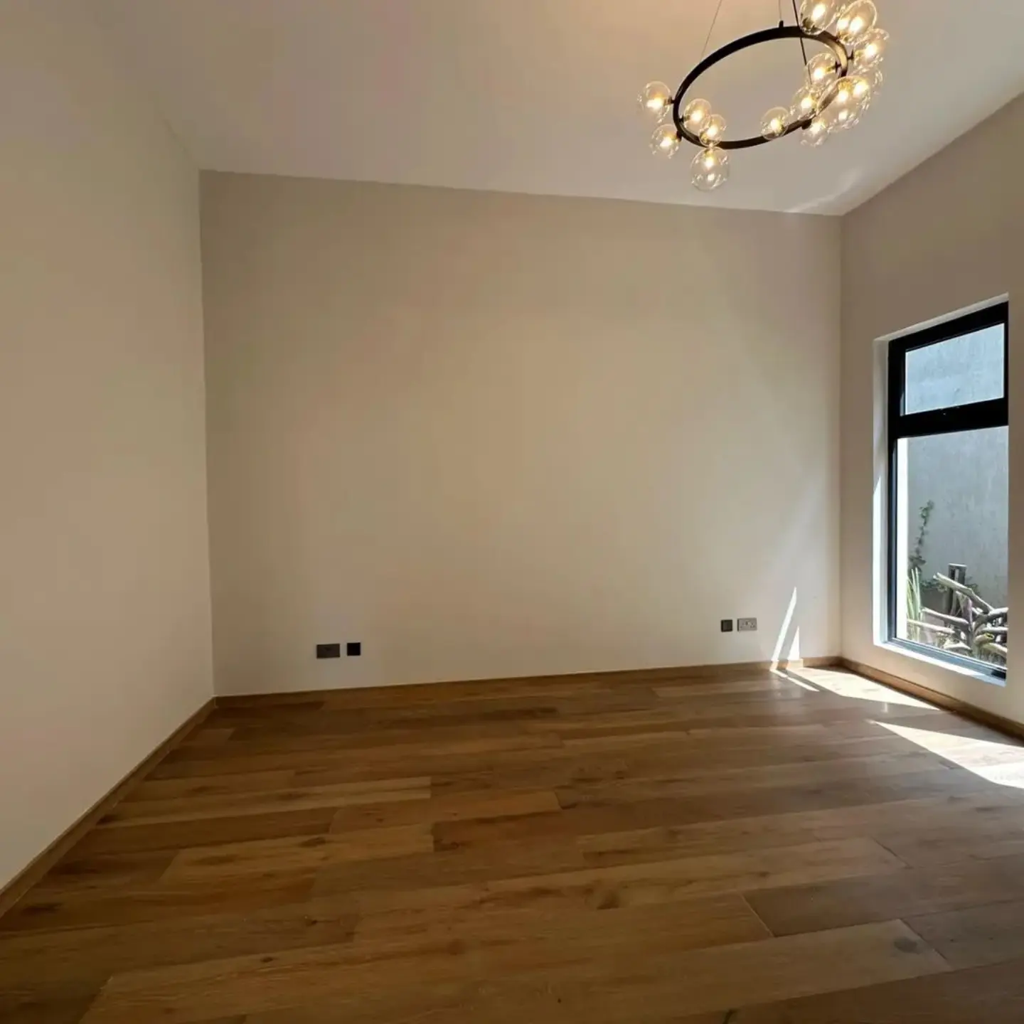 Elegant 4 bedroom plus sq townhouse For Rent thumbnail 9