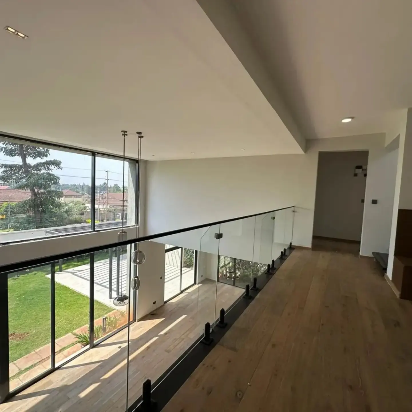 Elegant 4 bedroom plus sq townhouse For Rent thumbnail 11