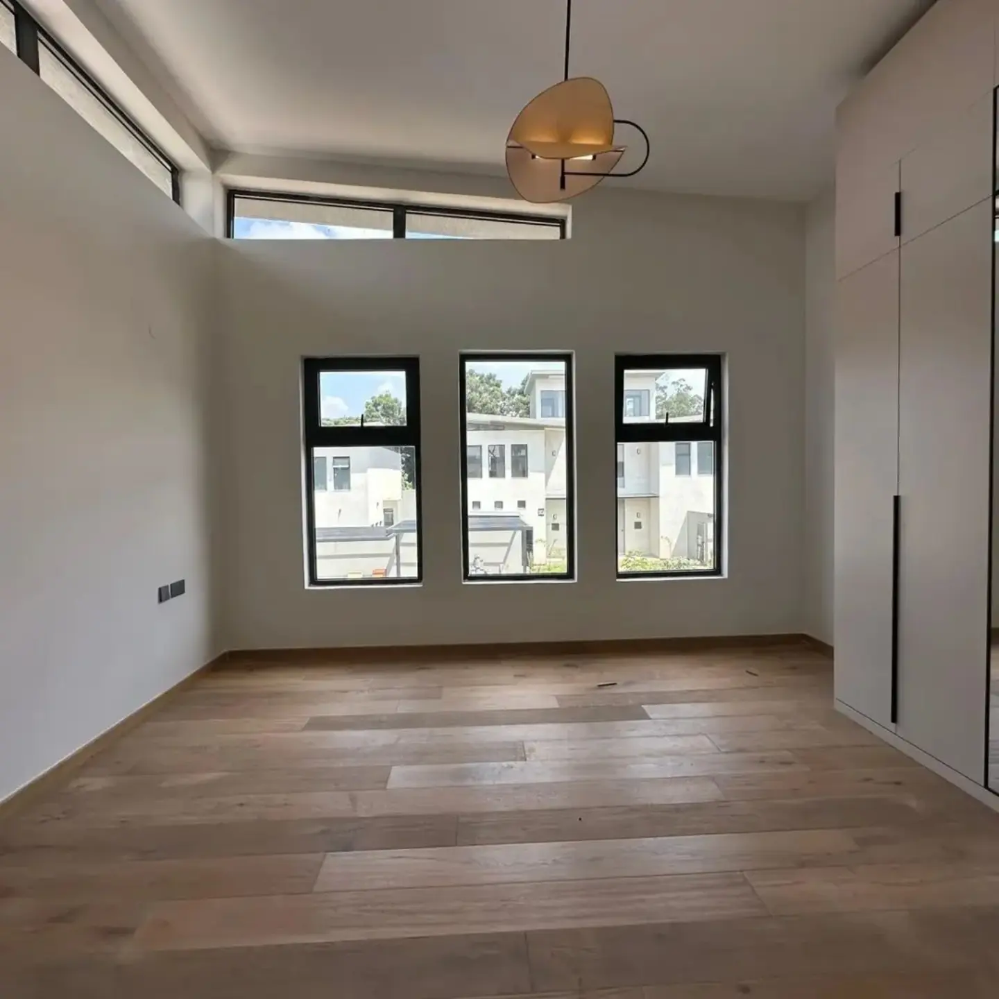 Elegant 4 bedroom plus sq townhouse For Rent thumbnail 17