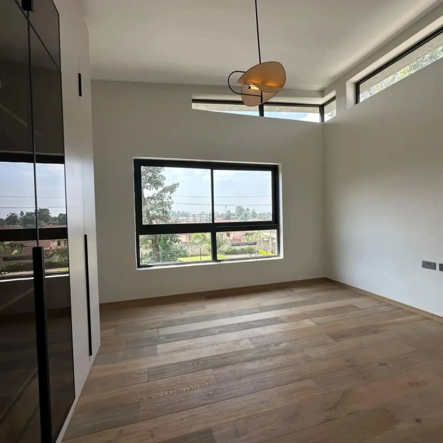 Elegant 4 bedroom plus sq townhouse For Rent thumbnail 18