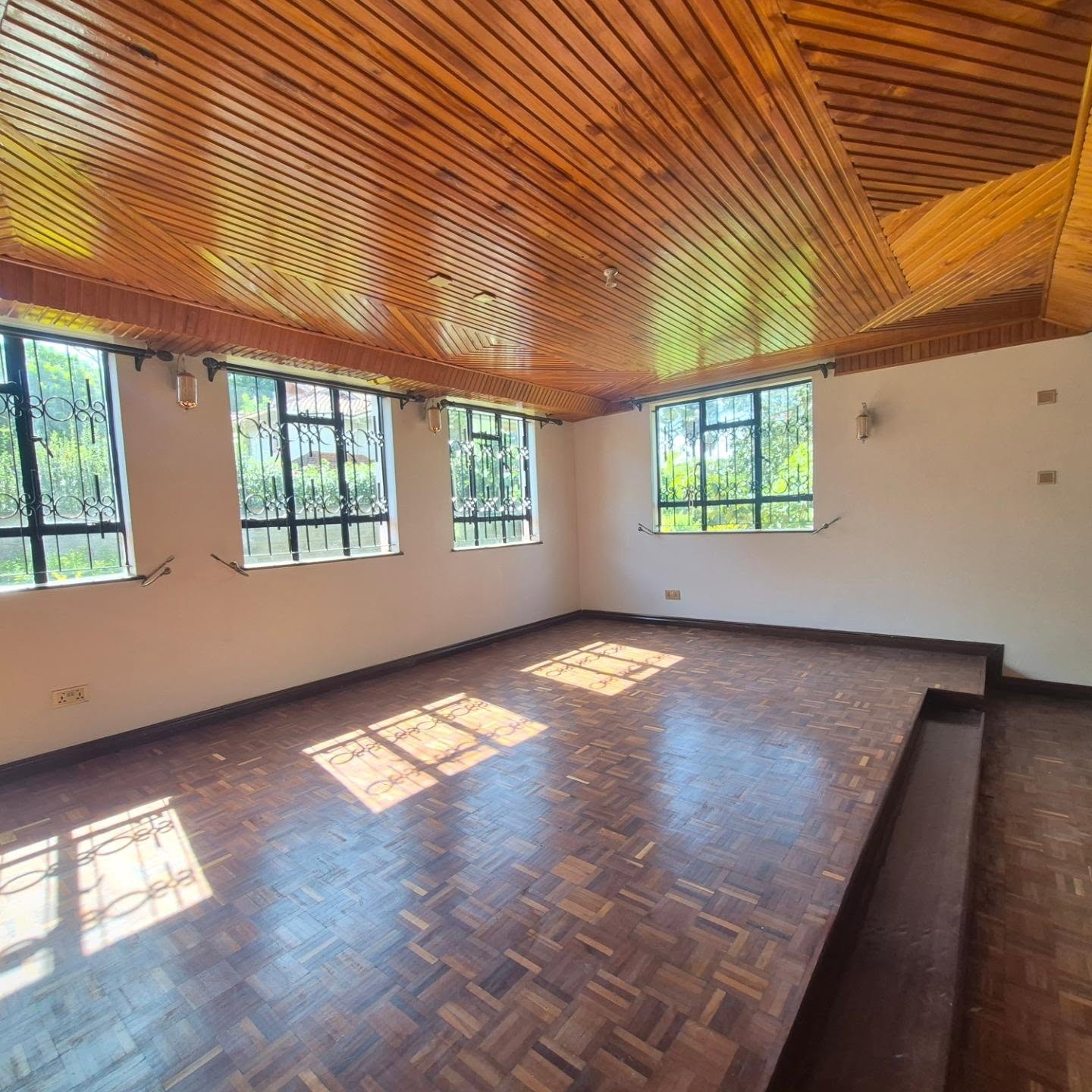 5 Bedroom All Ensuite + DSQ House for Rent thumbnail 3
