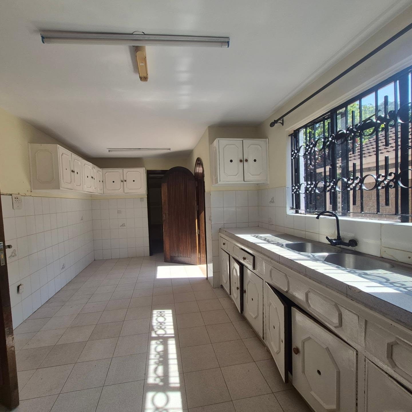 5 Bedroom All Ensuite + DSQ House for Rent thumbnail 4