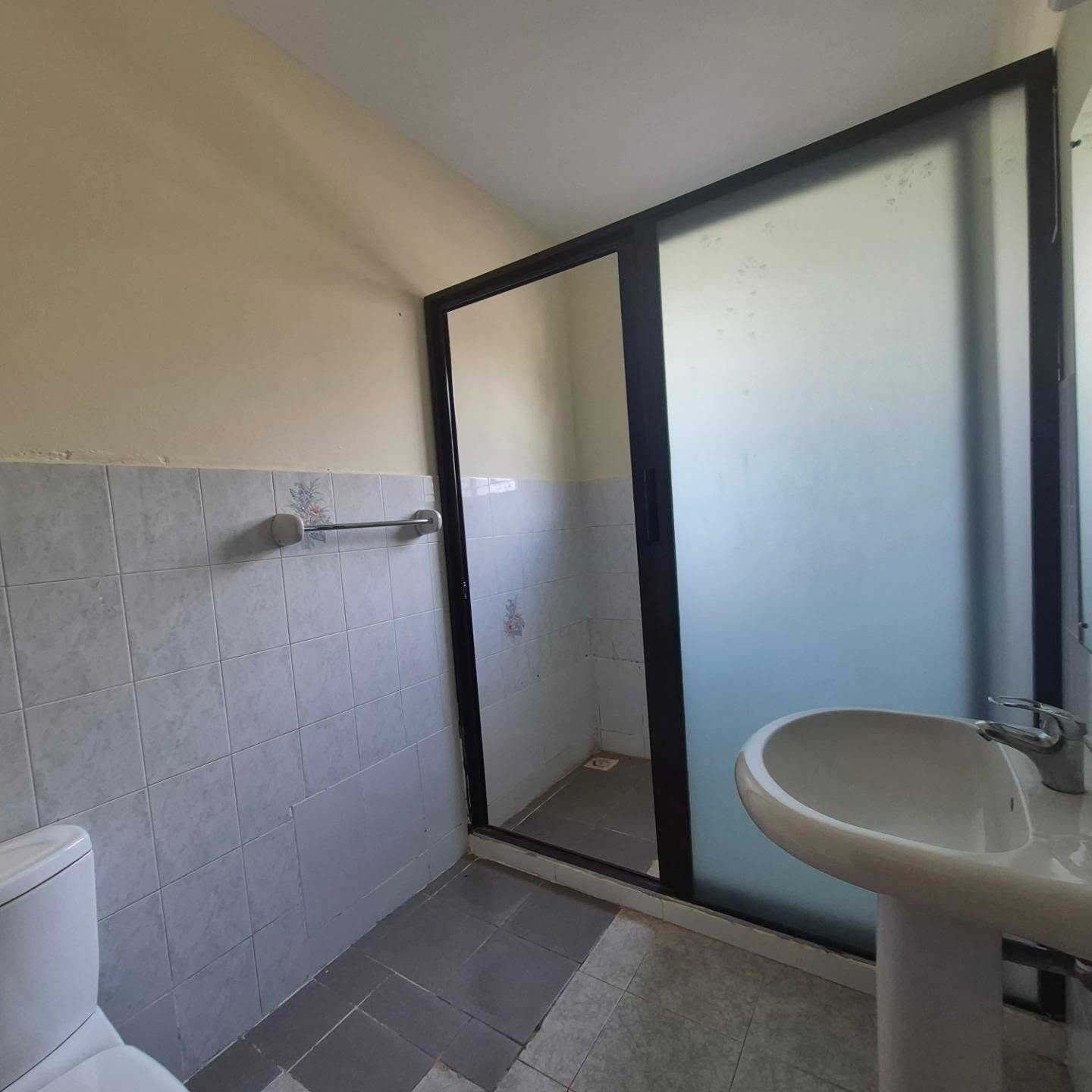 5 Bedroom All Ensuite + DSQ House for Rent thumbnail 9