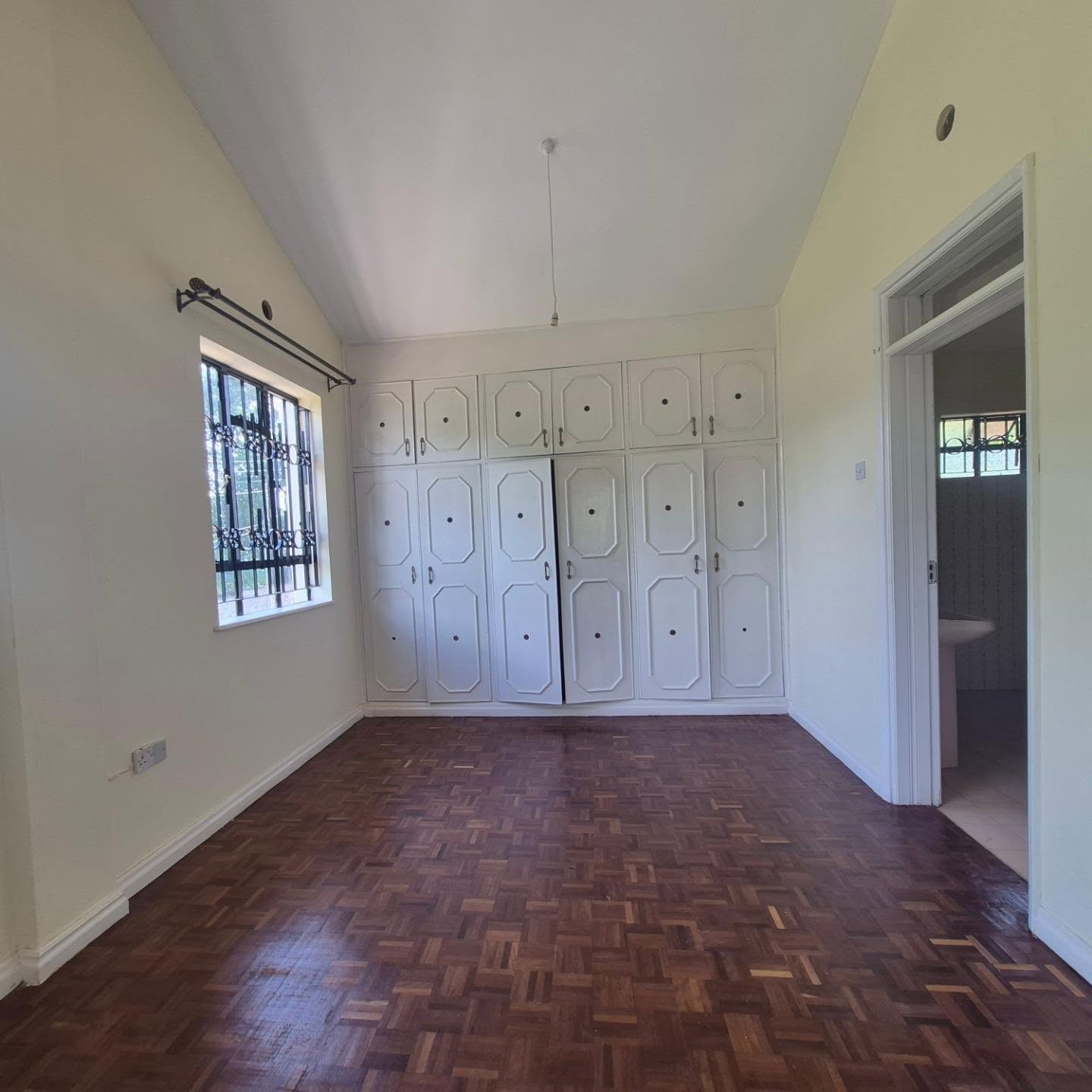 5 Bedroom All Ensuite + DSQ House for Rent thumbnail 10