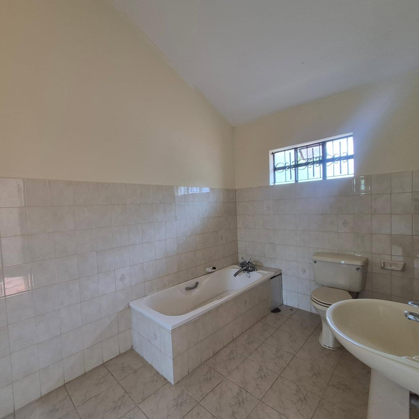 5 Bedroom All Ensuite + DSQ House for Rent thumbnail 13