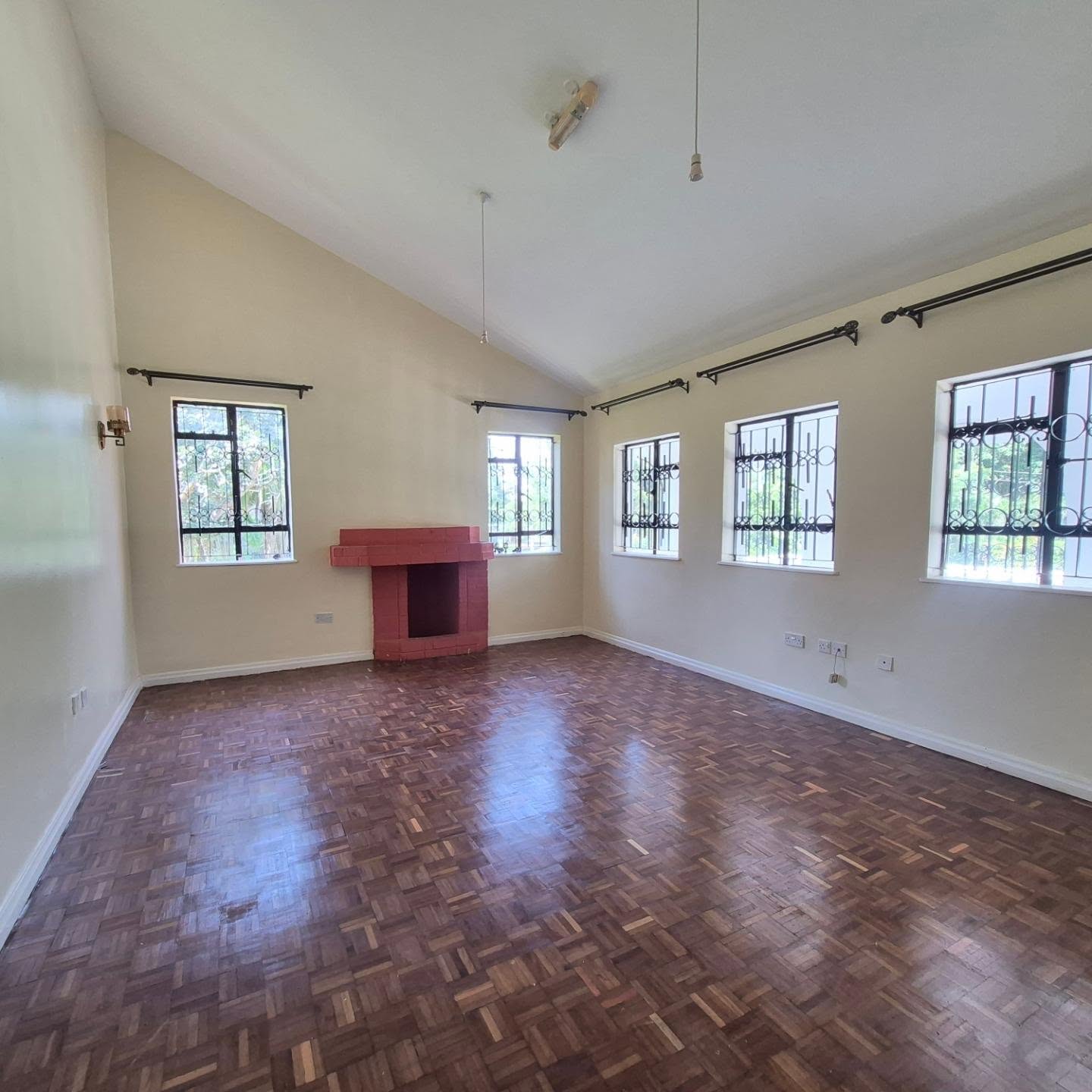 5 Bedroom All Ensuite + DSQ House for Rent thumbnail 16