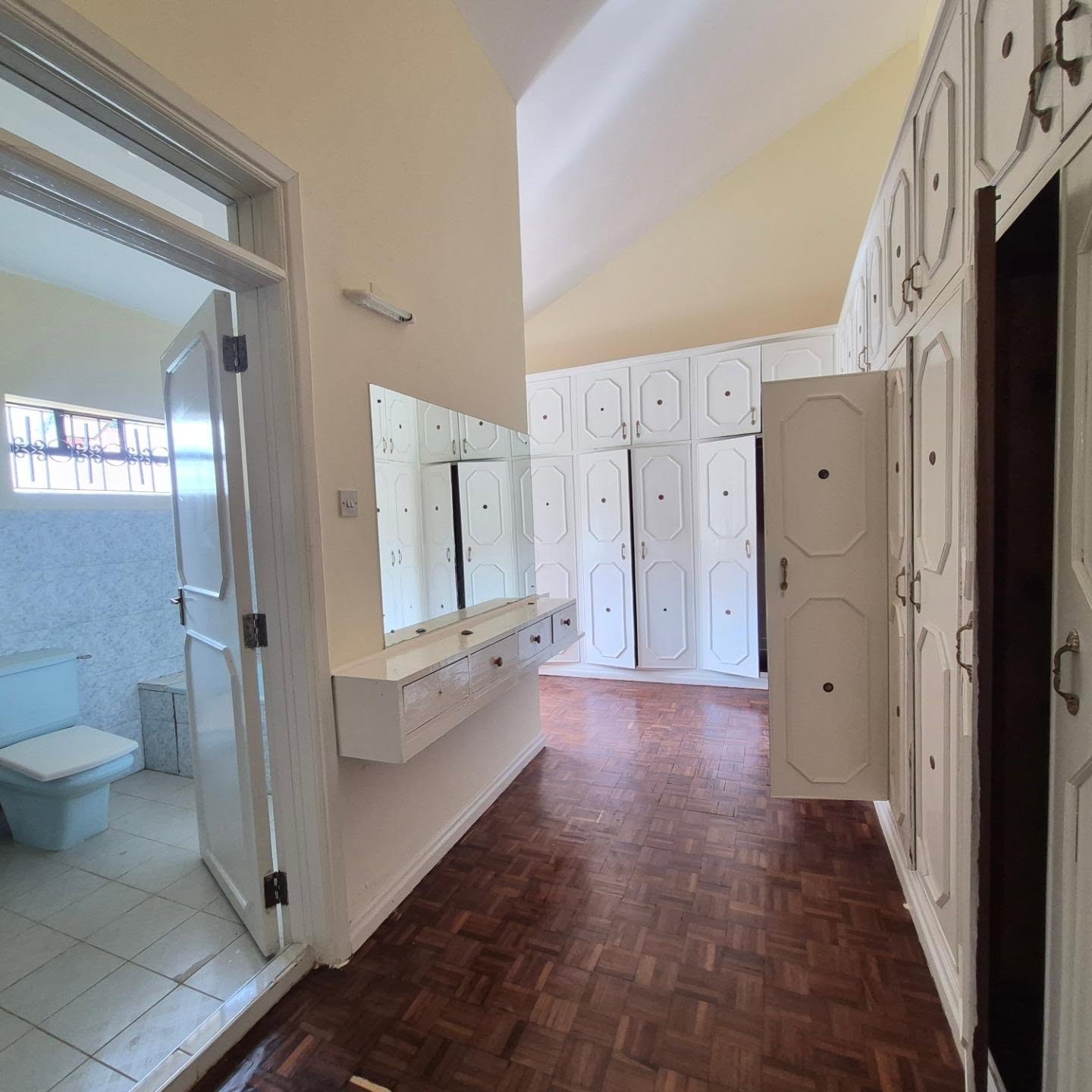 5 Bedroom All Ensuite + DSQ House for Rent thumbnail 17