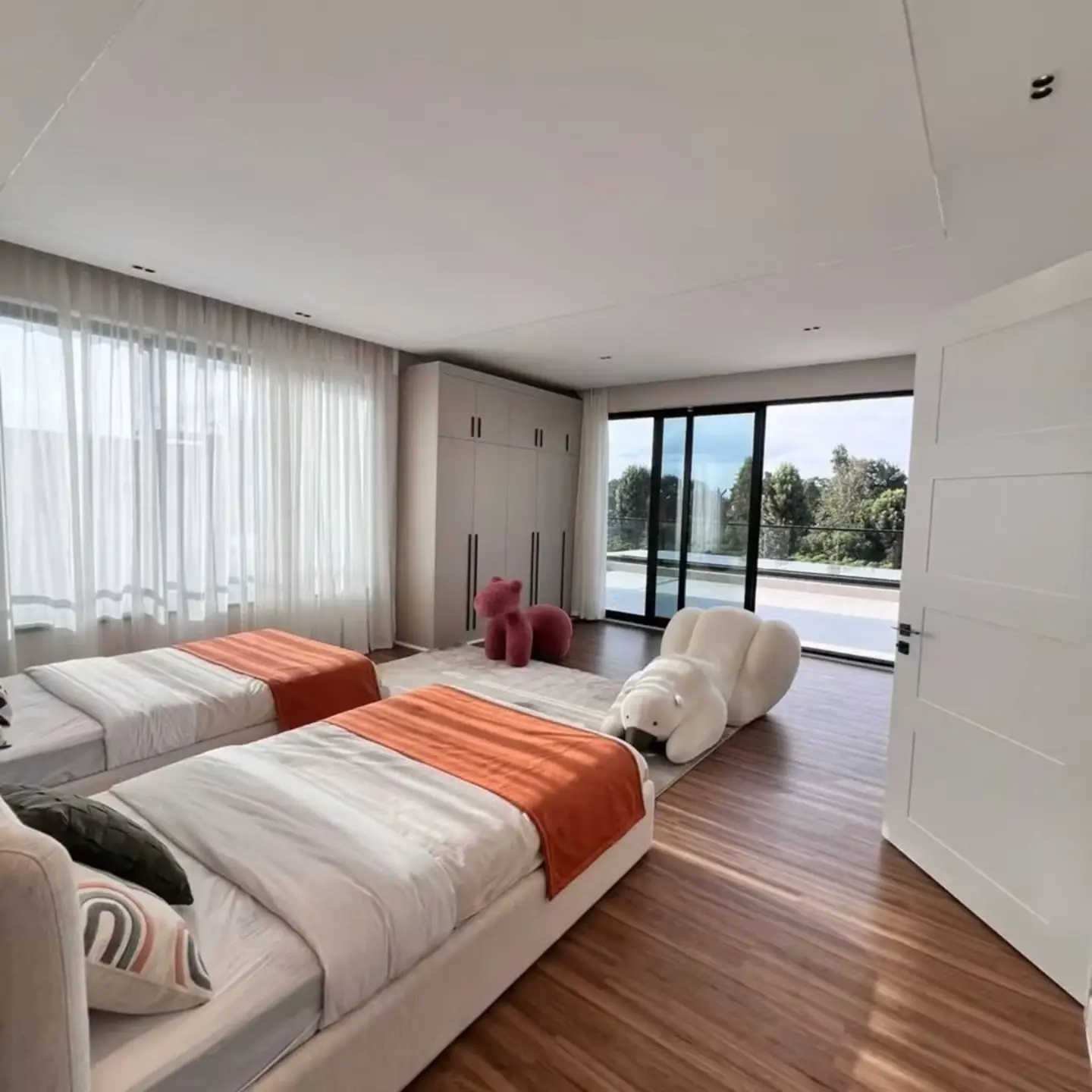 Luxury 5 Bedroom Villas for Sale thumbnail 13