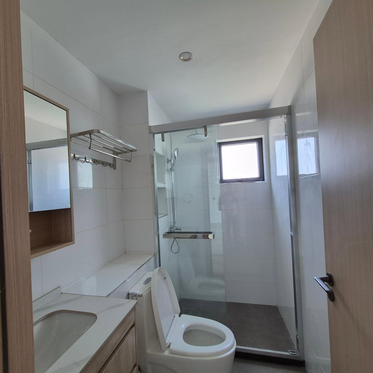 Modern 2 Bedroom Apartment To Let thumbnail 6