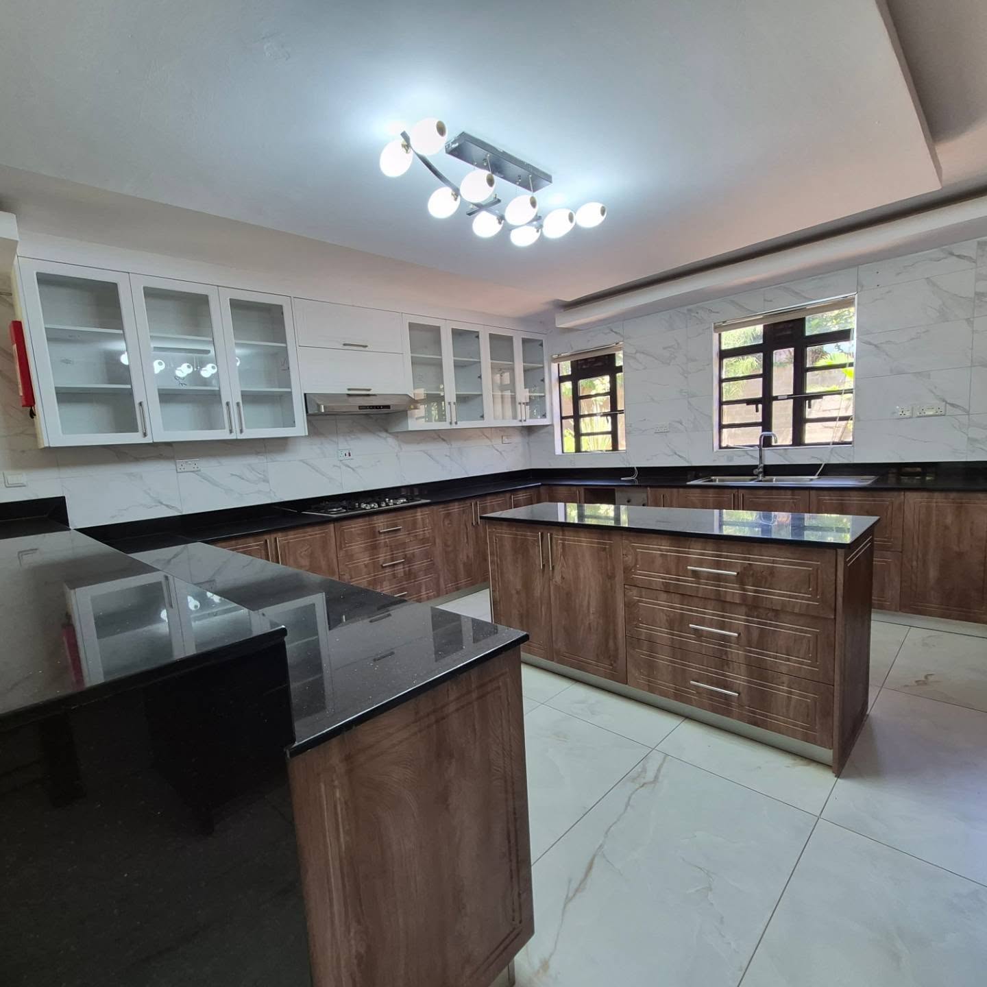 6 Bedroom House For Rent In Nairobi thumbnail 3