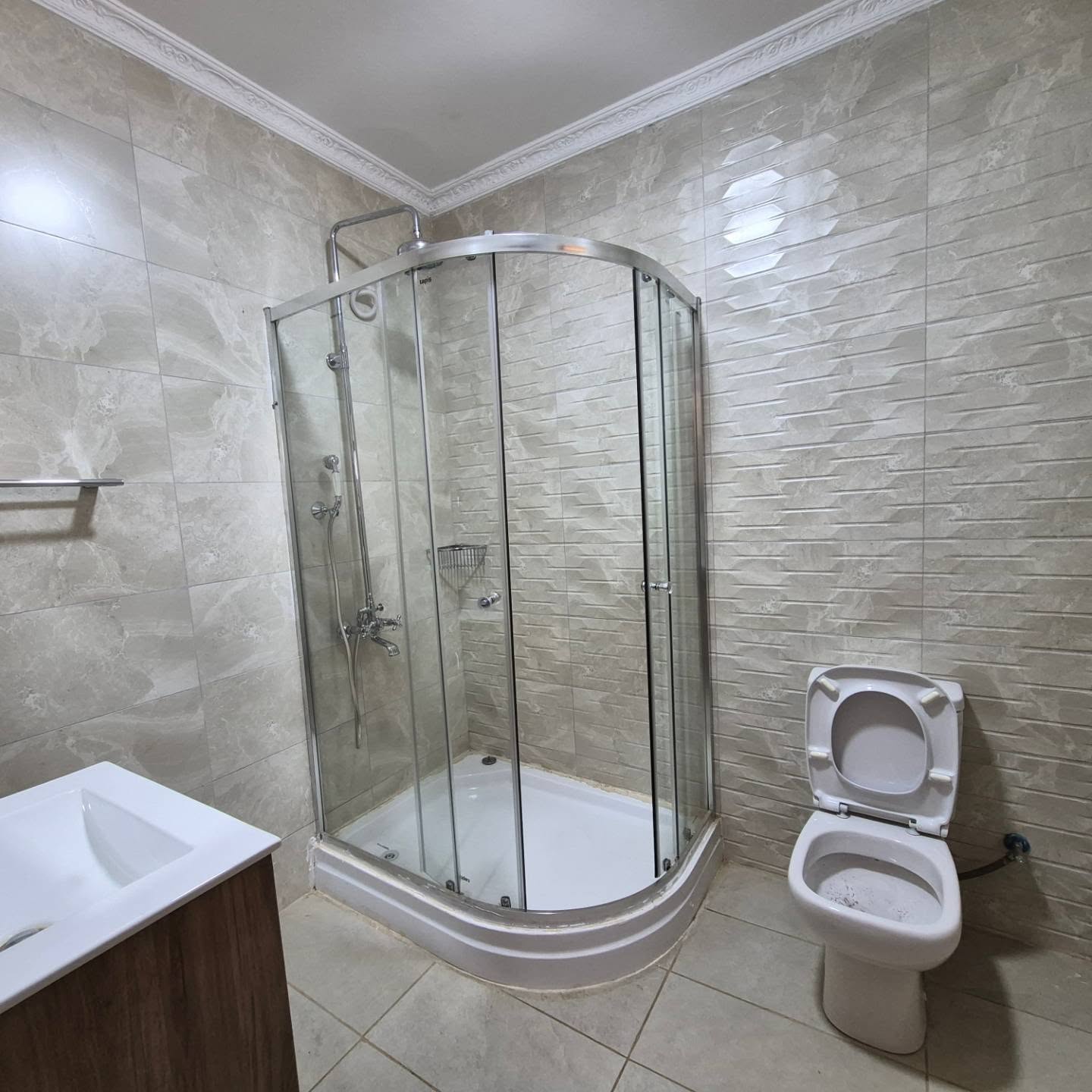 6 Bedroom House For Rent In Nairobi thumbnail 10