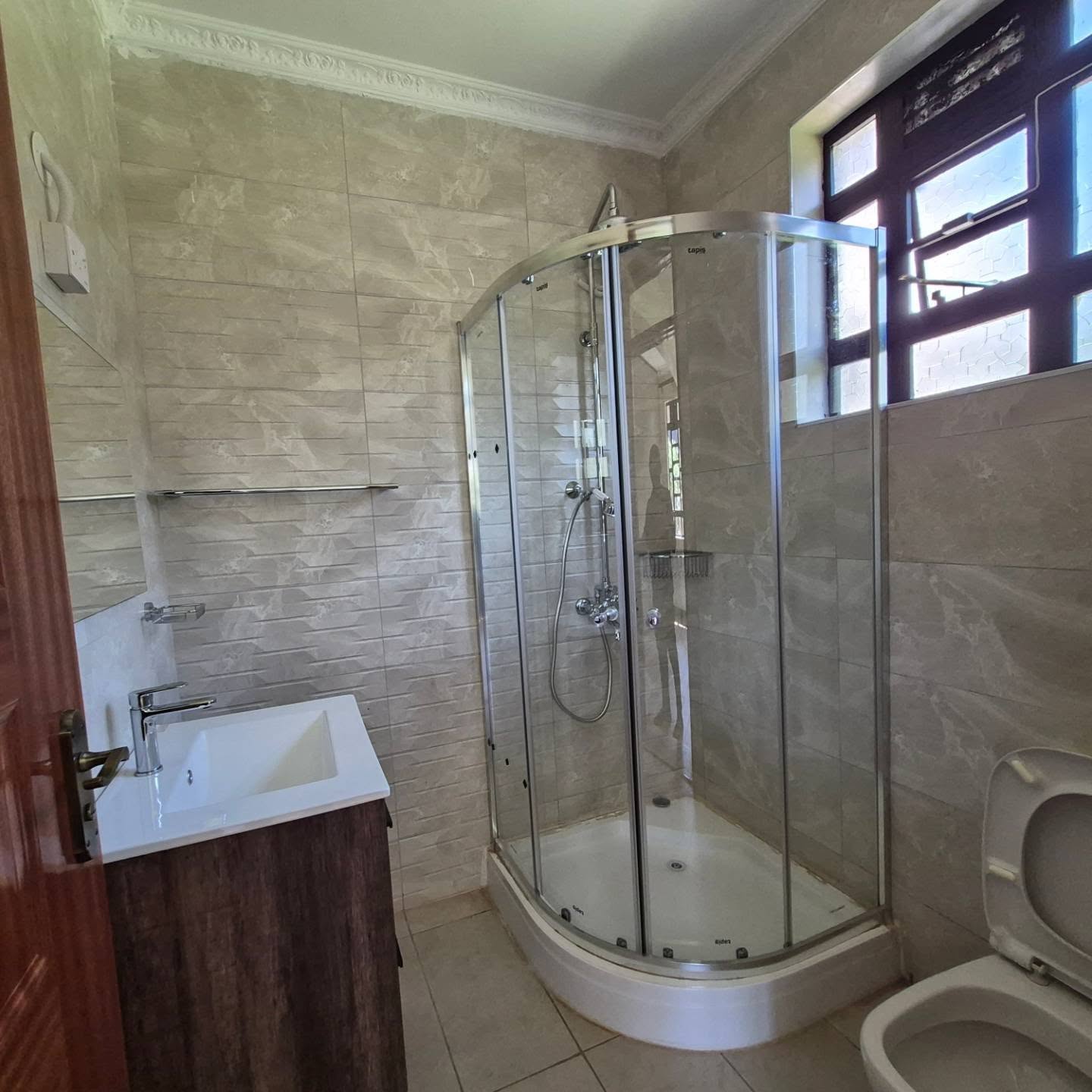 6 Bedroom House For Rent In Nairobi thumbnail 18