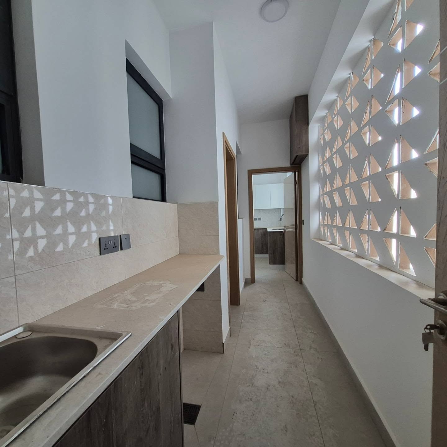 Spacious 2 & 3 bedroom plus dsq Apartments for rent thumbnail 4