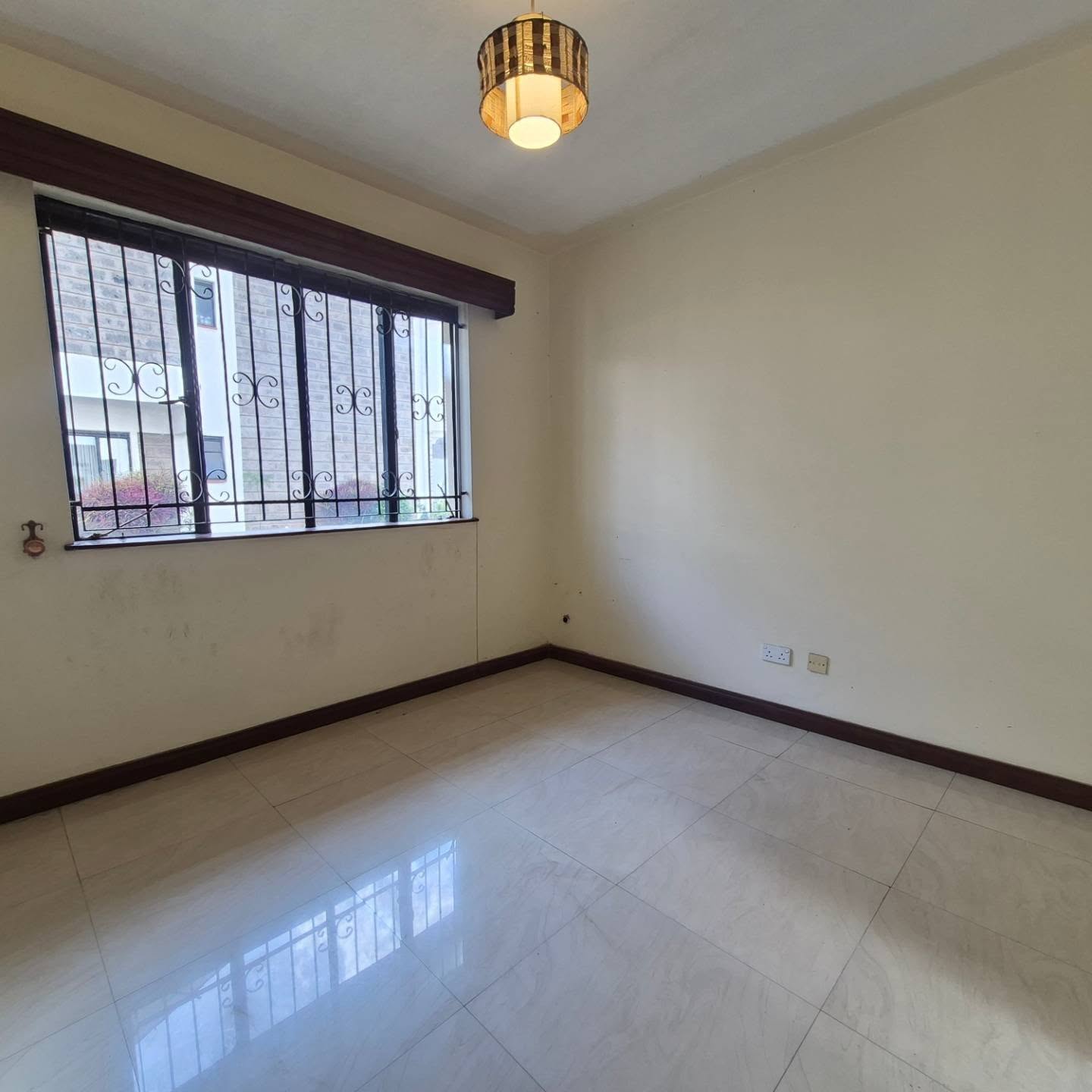 Elegant 4-Bedroom Townhouse with SQ To Let thumbnail 2
