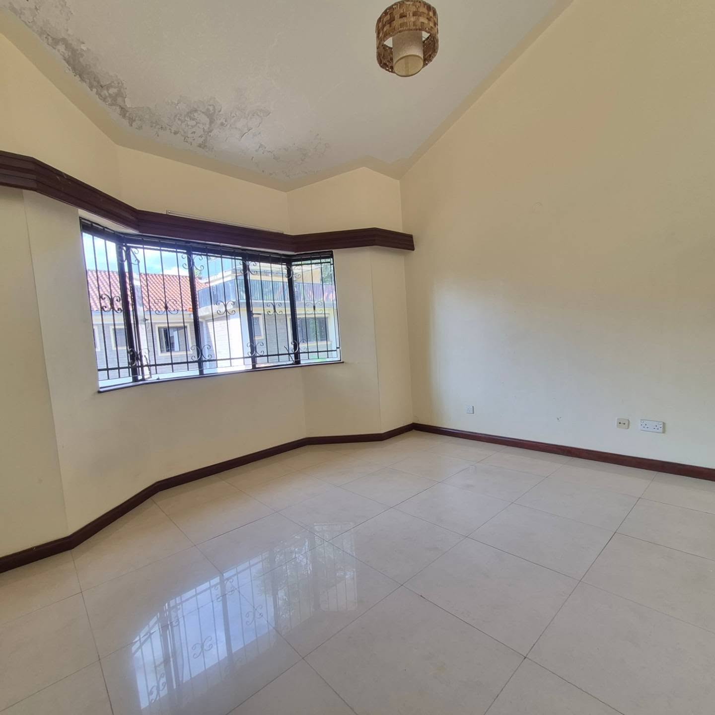 Elegant 4-Bedroom Townhouse with SQ To Let thumbnail 3