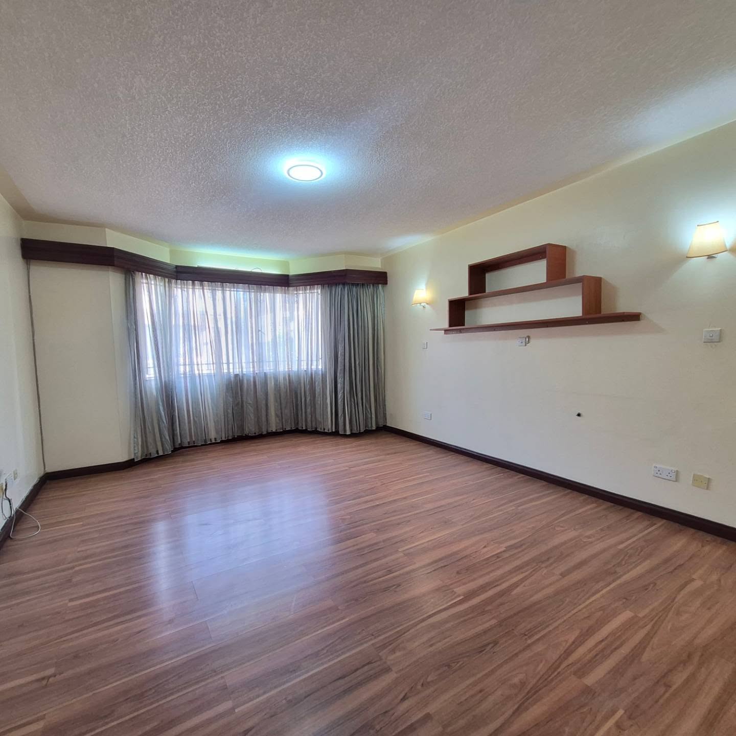 Elegant 4-Bedroom Townhouse with SQ To Let thumbnail 4