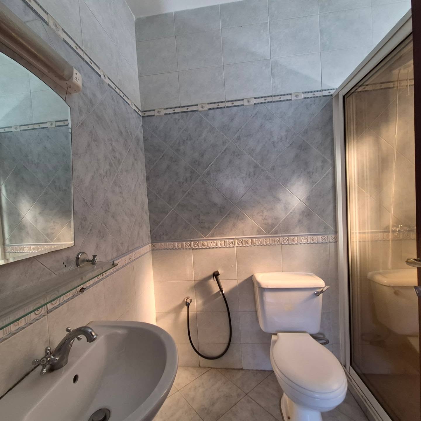 Elegant 4-Bedroom Townhouse with SQ To Let thumbnail 5