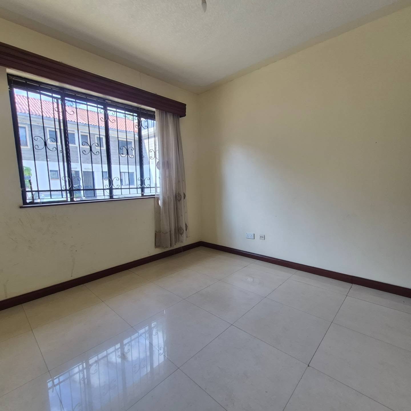 Elegant 4-Bedroom Townhouse with SQ To Let thumbnail 6