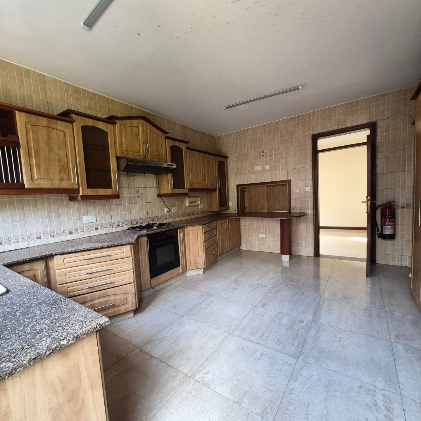 Elegant 4-Bedroom Townhouse with SQ To Let thumbnail 7