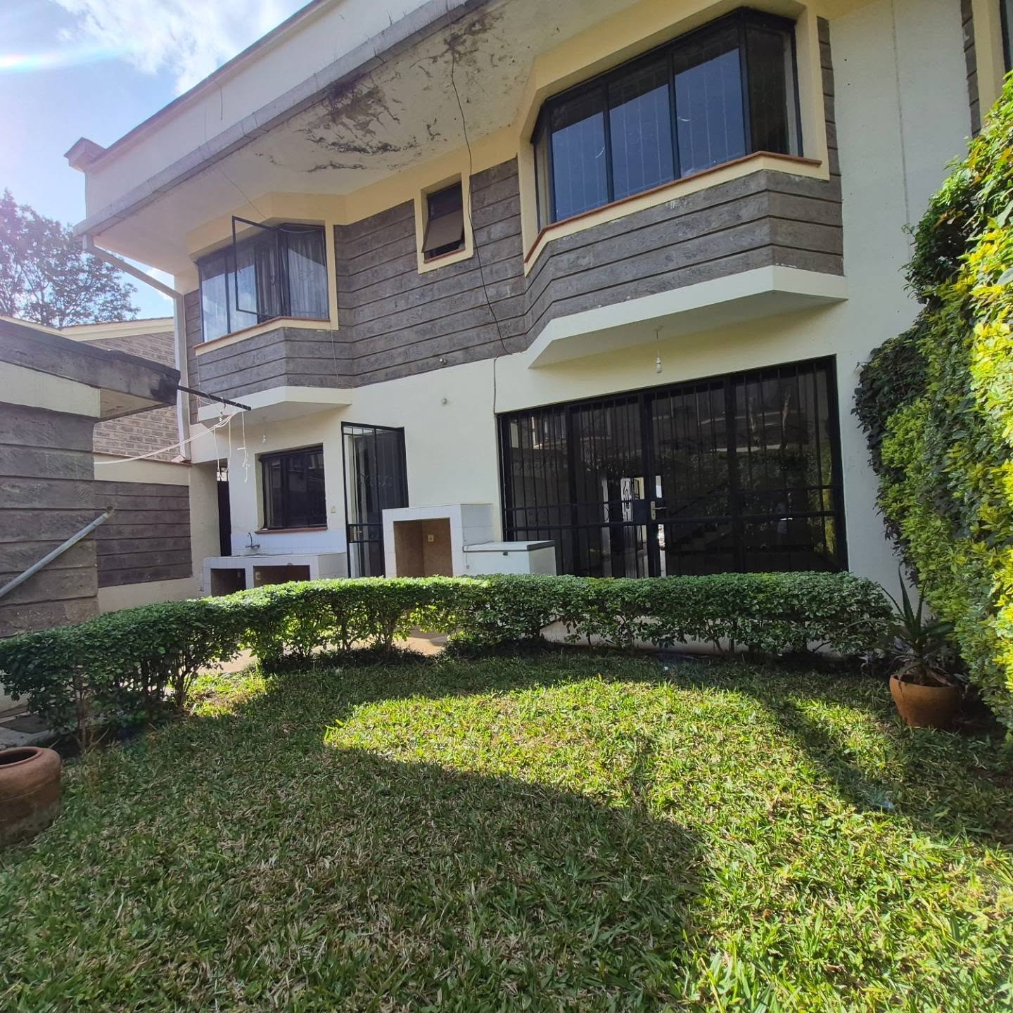 Elegant 4-Bedroom Townhouse with SQ To Let thumbnail 8