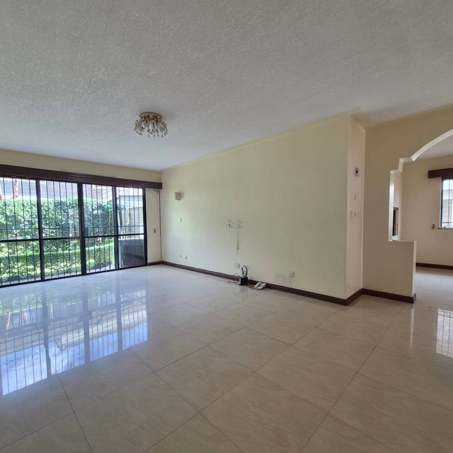 Elegant 4-Bedroom Townhouse with SQ To Let thumbnail 9