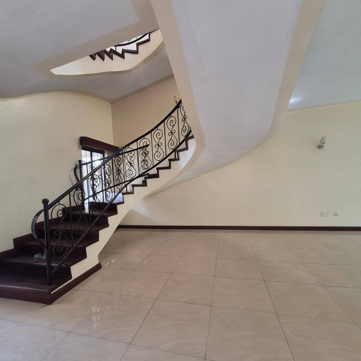 Elegant 4-Bedroom Townhouse with SQ To Let thumbnail 10