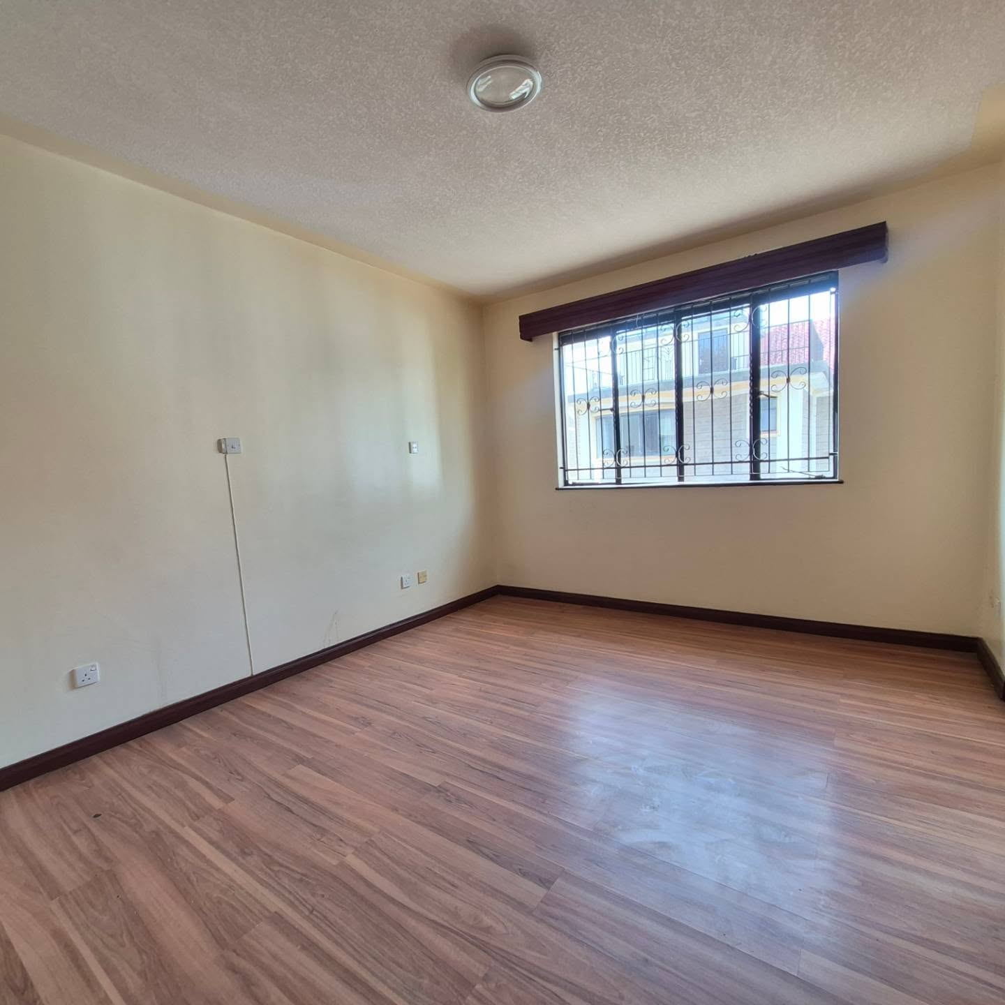 Elegant 4-Bedroom Townhouse with SQ To Let thumbnail 11
