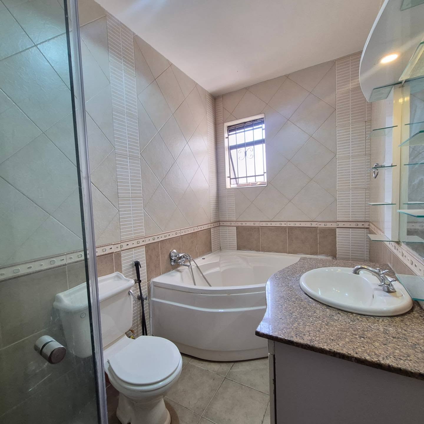 Elegant 4-Bedroom Townhouse with SQ To Let thumbnail 12