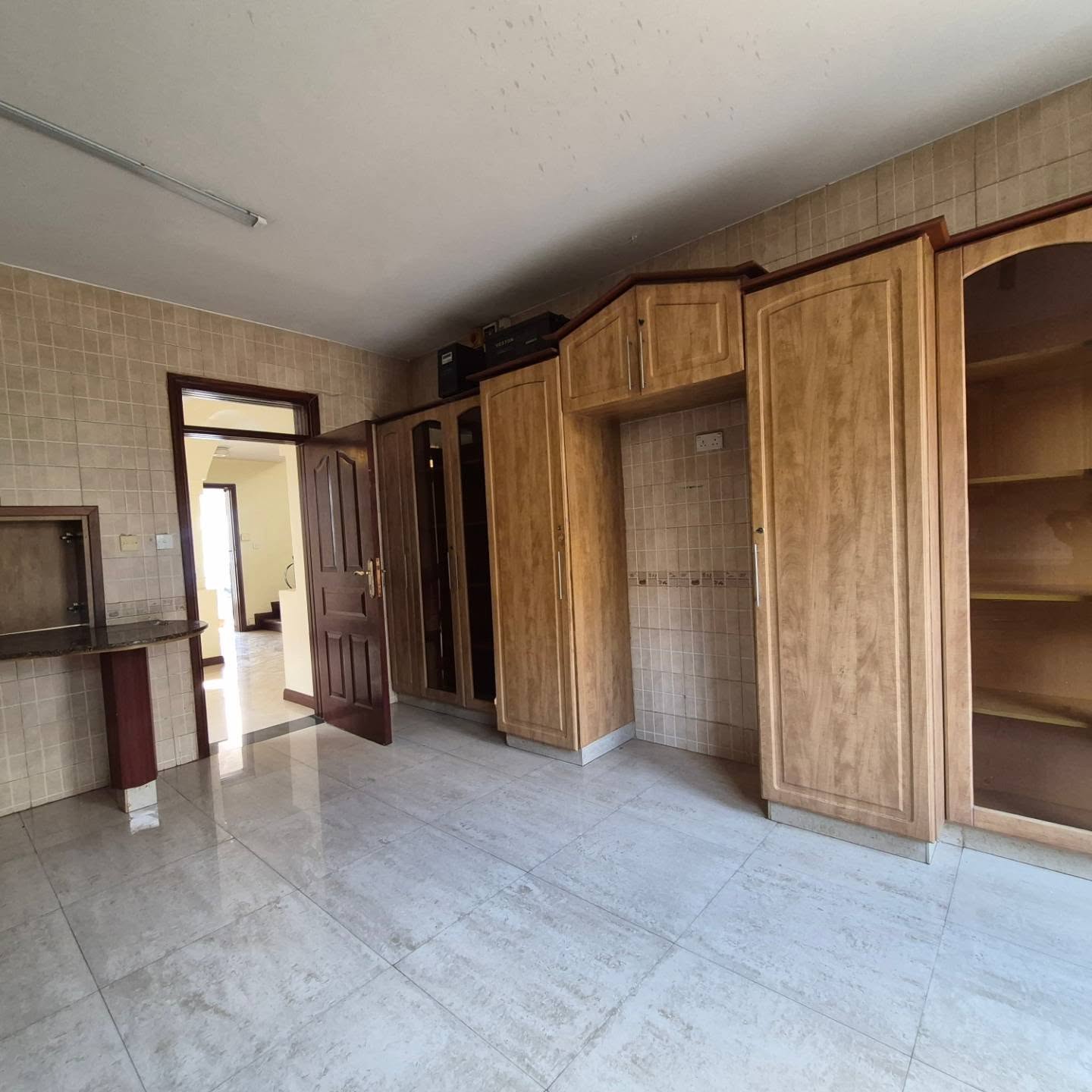 Elegant 4-Bedroom Townhouse with SQ To Let thumbnail 13