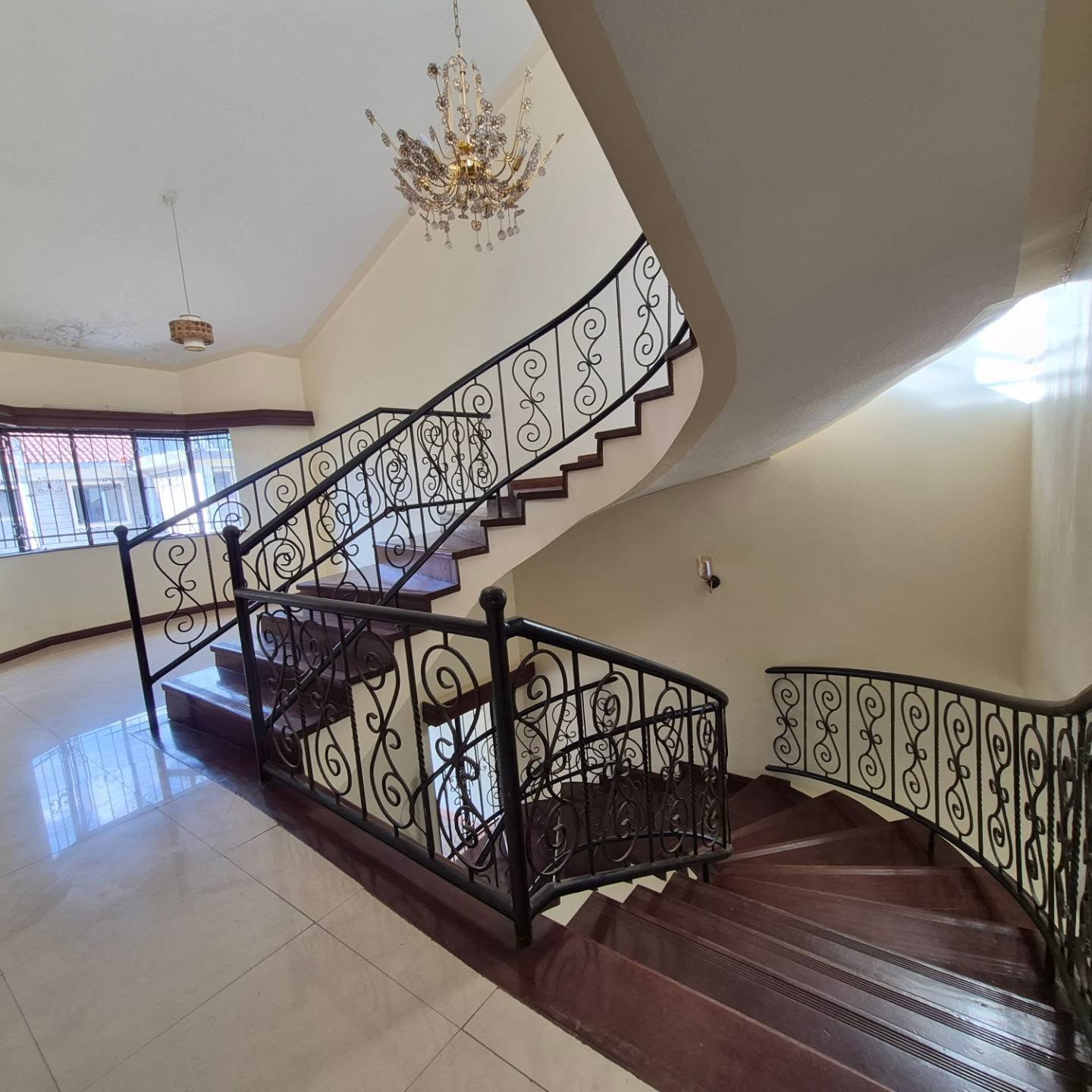 Elegant 4-Bedroom Townhouse with SQ To Let thumbnail 14