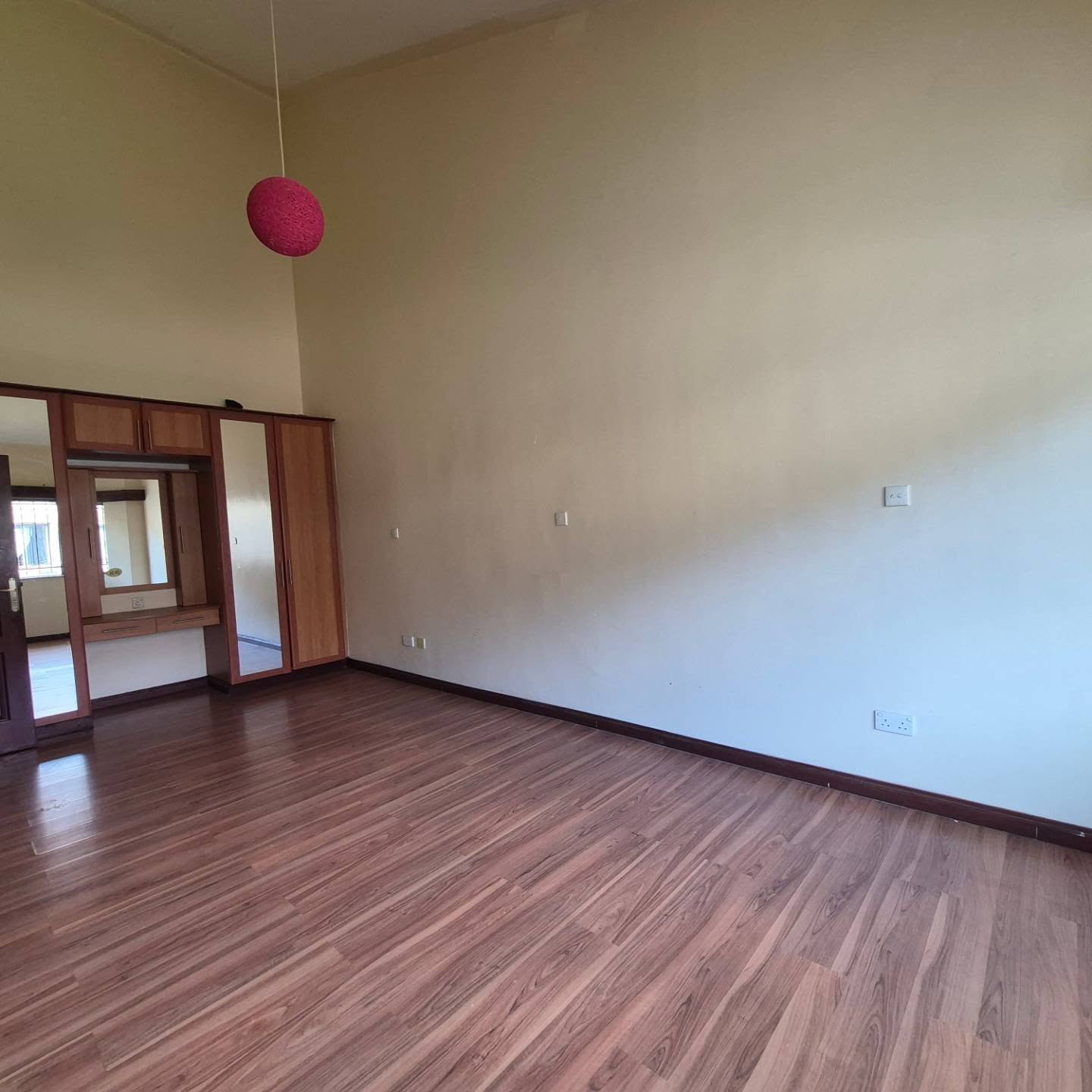 Elegant 4-Bedroom Townhouse with SQ To Let thumbnail 15