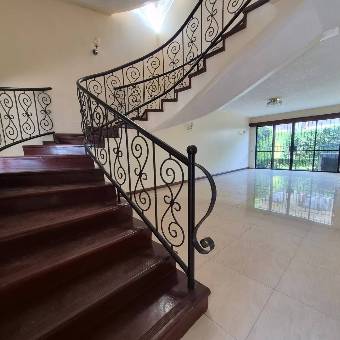 Elegant 4-Bedroom Townhouse with SQ To Let thumbnail 17
