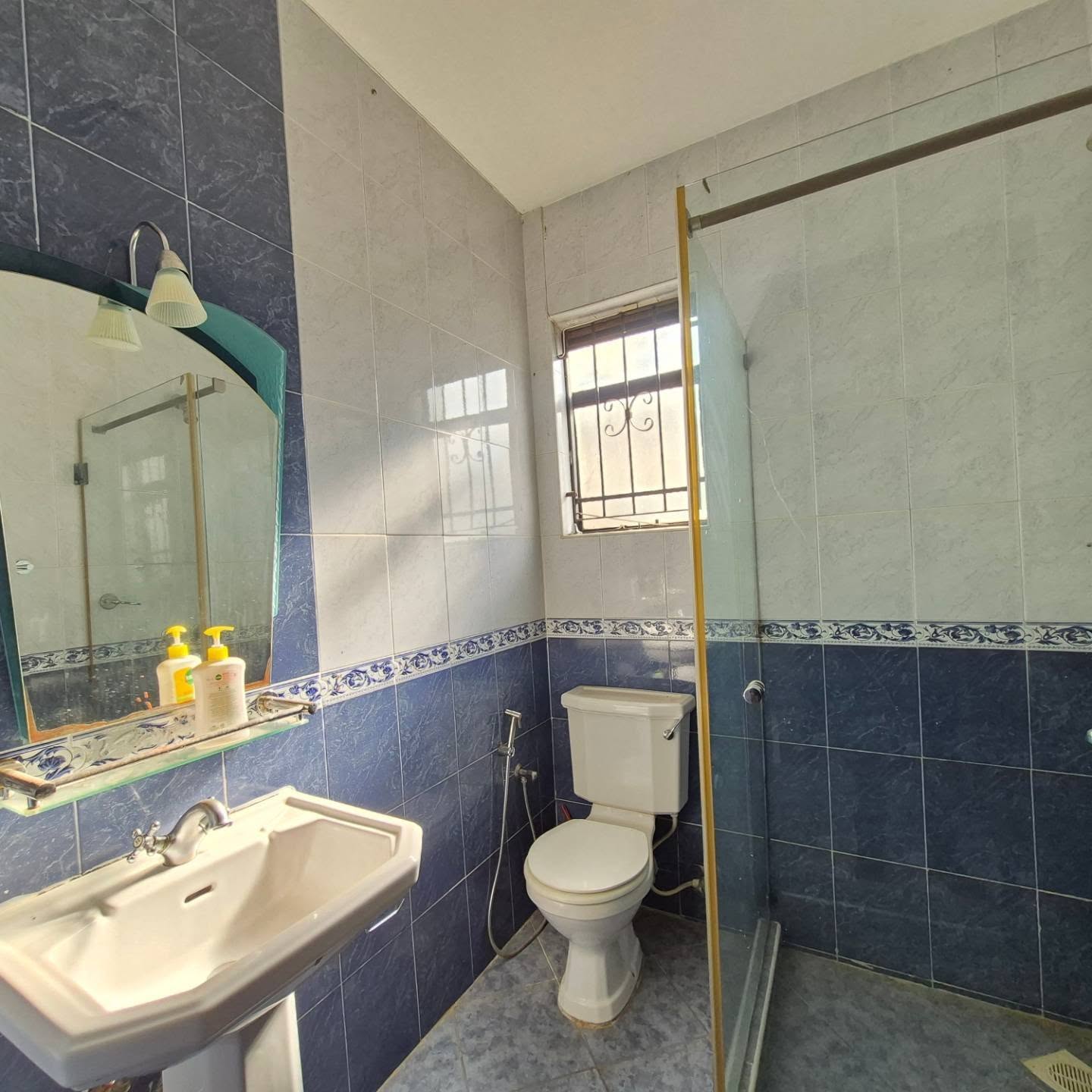 Elegant 4-Bedroom Townhouse with SQ To Let thumbnail 18