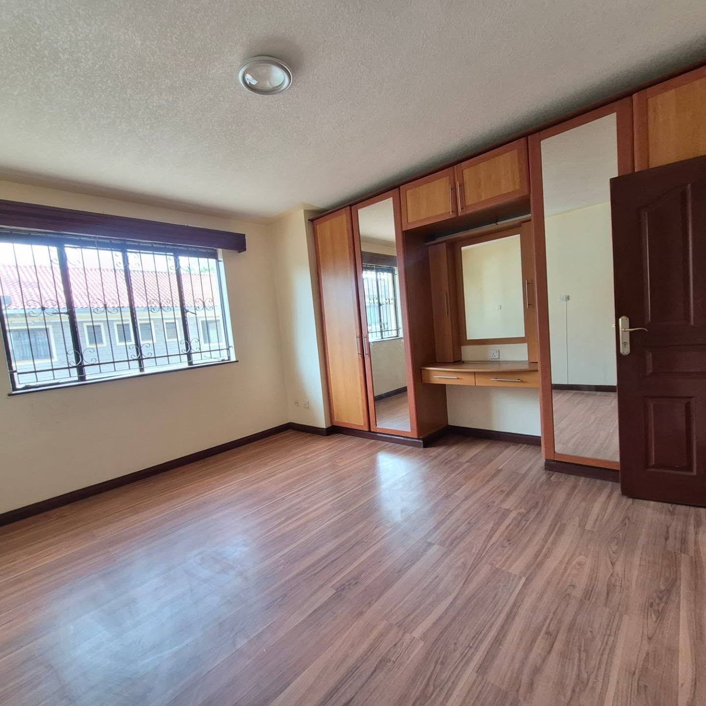Elegant 4-Bedroom Townhouse with SQ To Let thumbnail 19