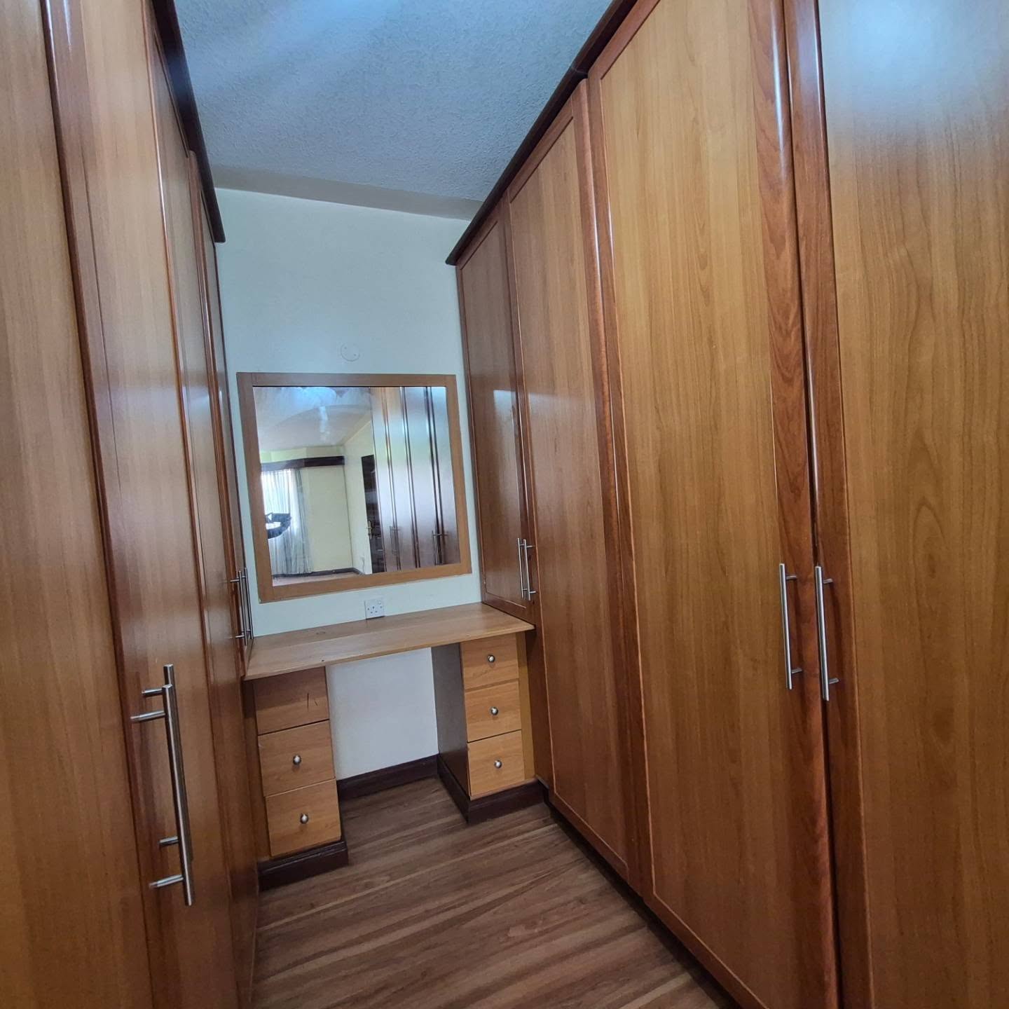 Elegant 4-Bedroom Townhouse with SQ To Let thumbnail 20