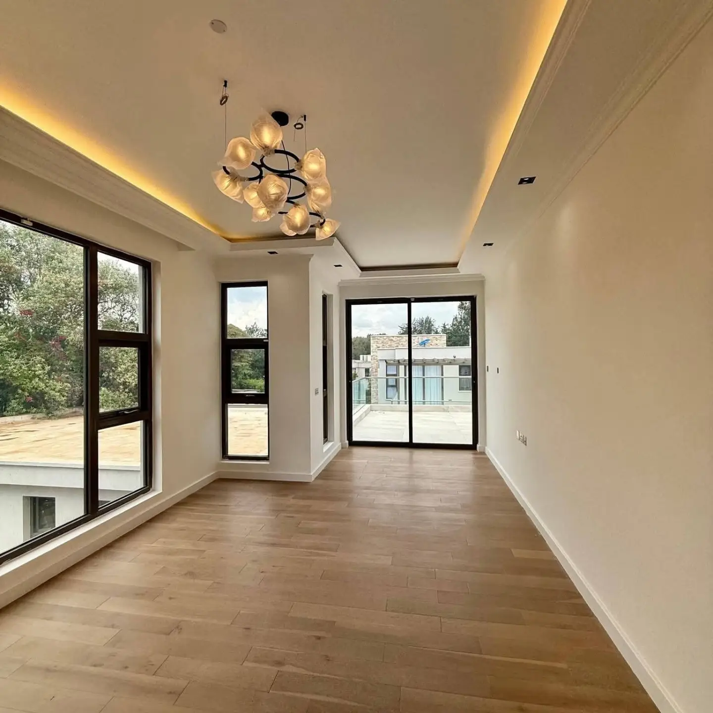 5 Bedroom All-Ensuite Luxury Residence thumbnail 4