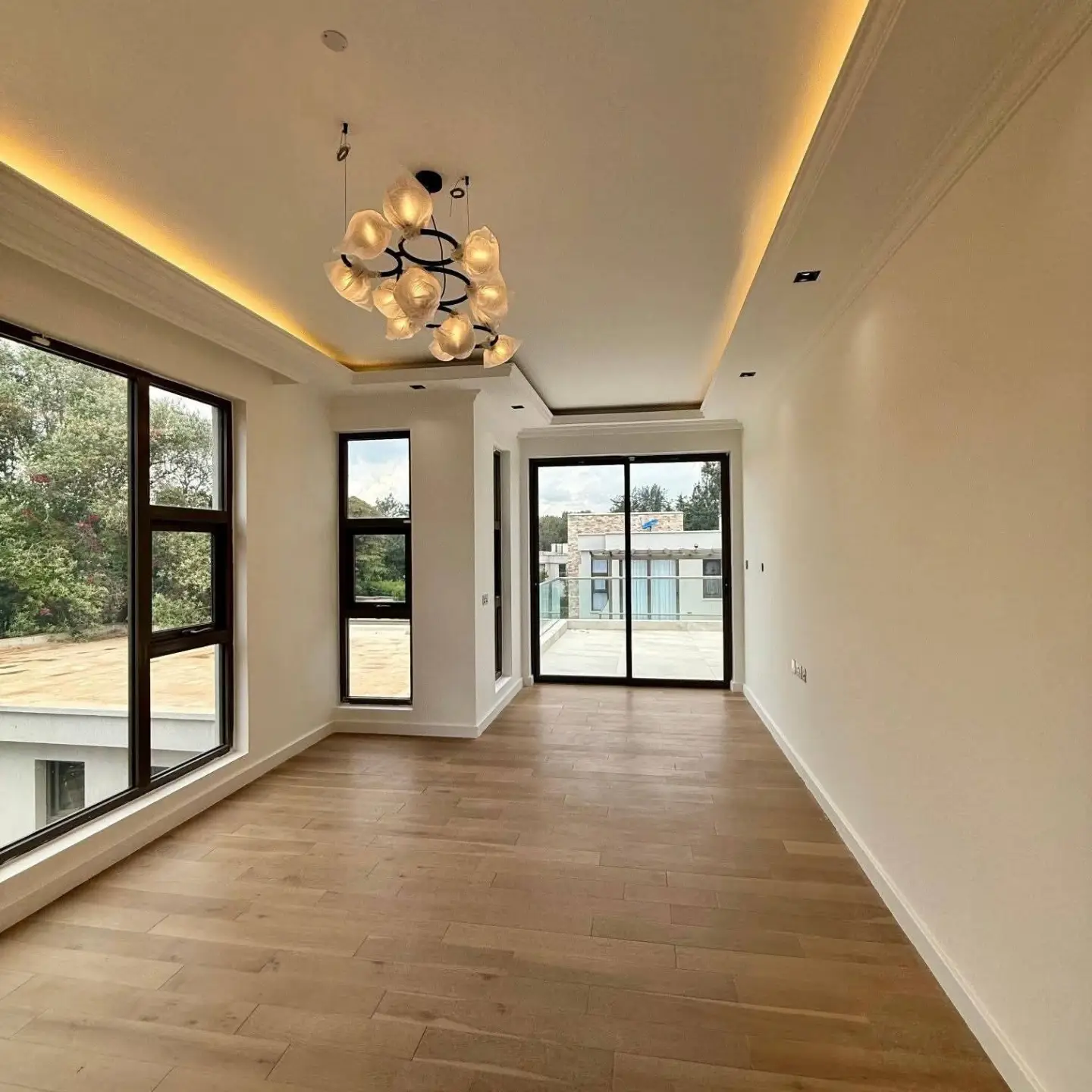 5 Bedroom All-Ensuite Luxury Residence thumbnail 6