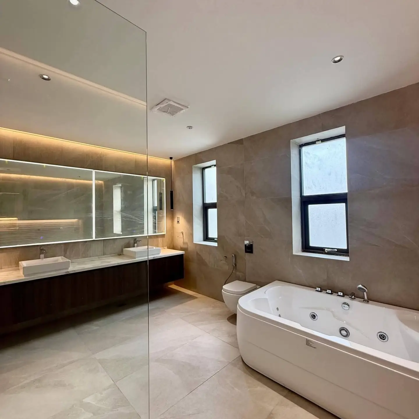 5 Bedroom All-Ensuite Luxury Residence thumbnail 16