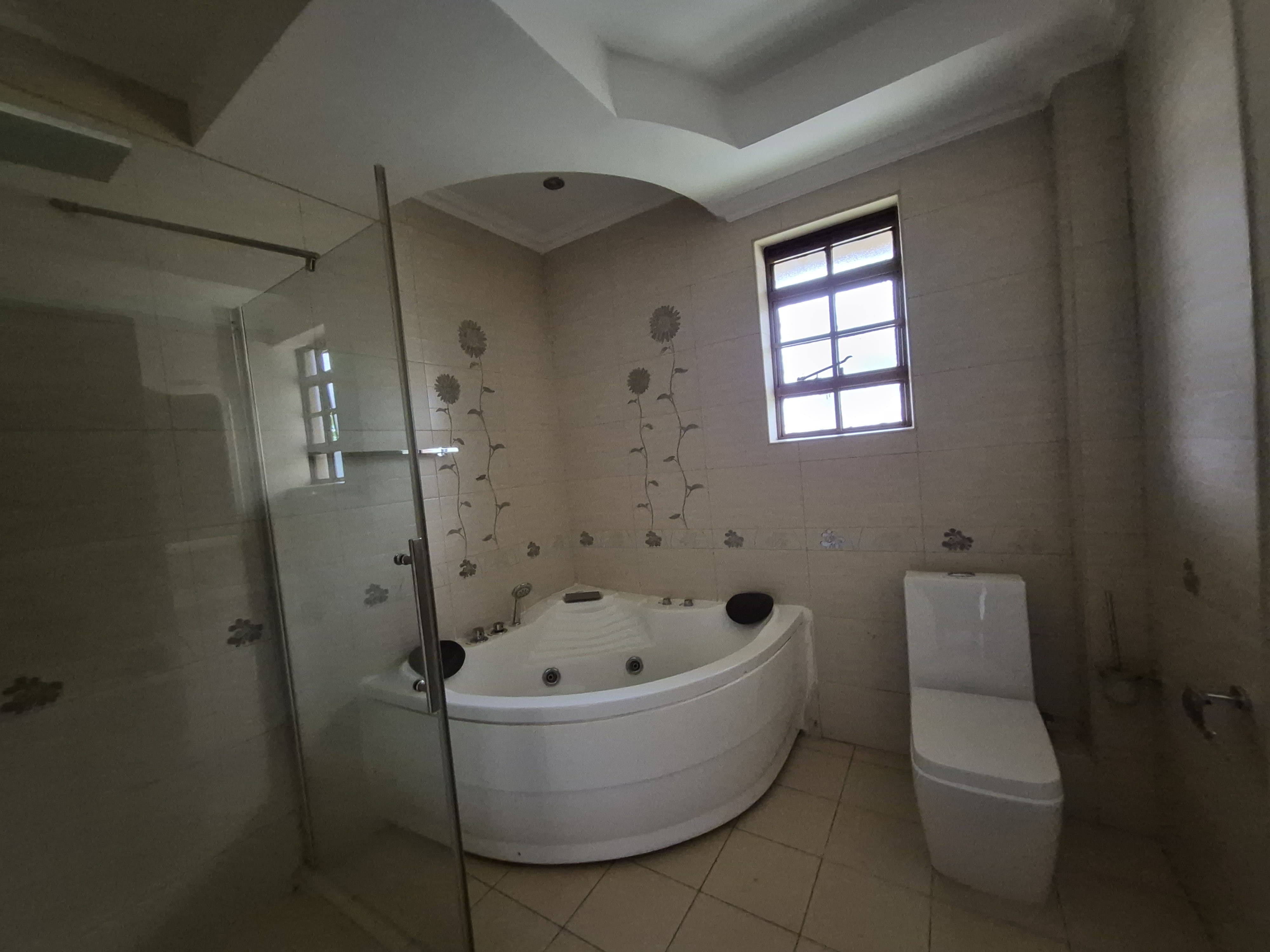 Executive 5 bedroom all En-suite House in Runda thumbnail 13