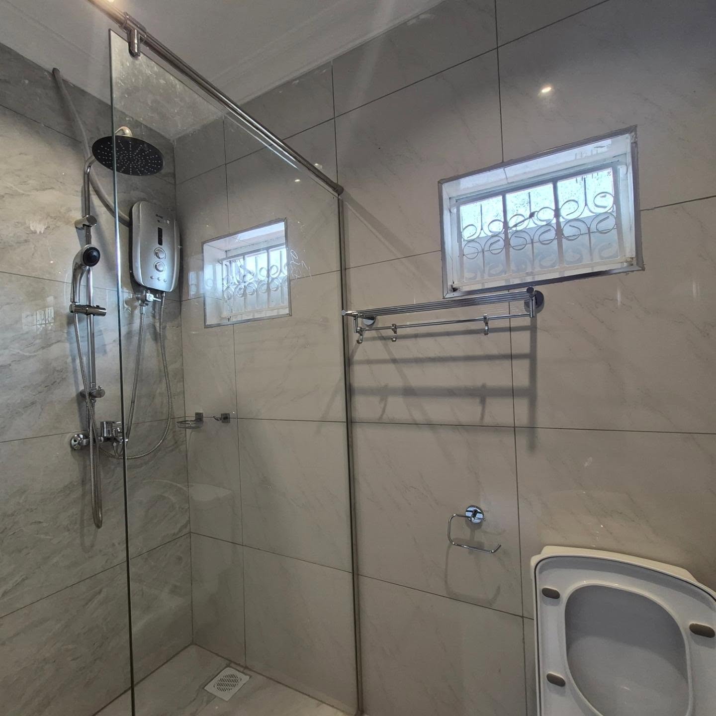 5 Bedroom House For Sale thumbnail 18