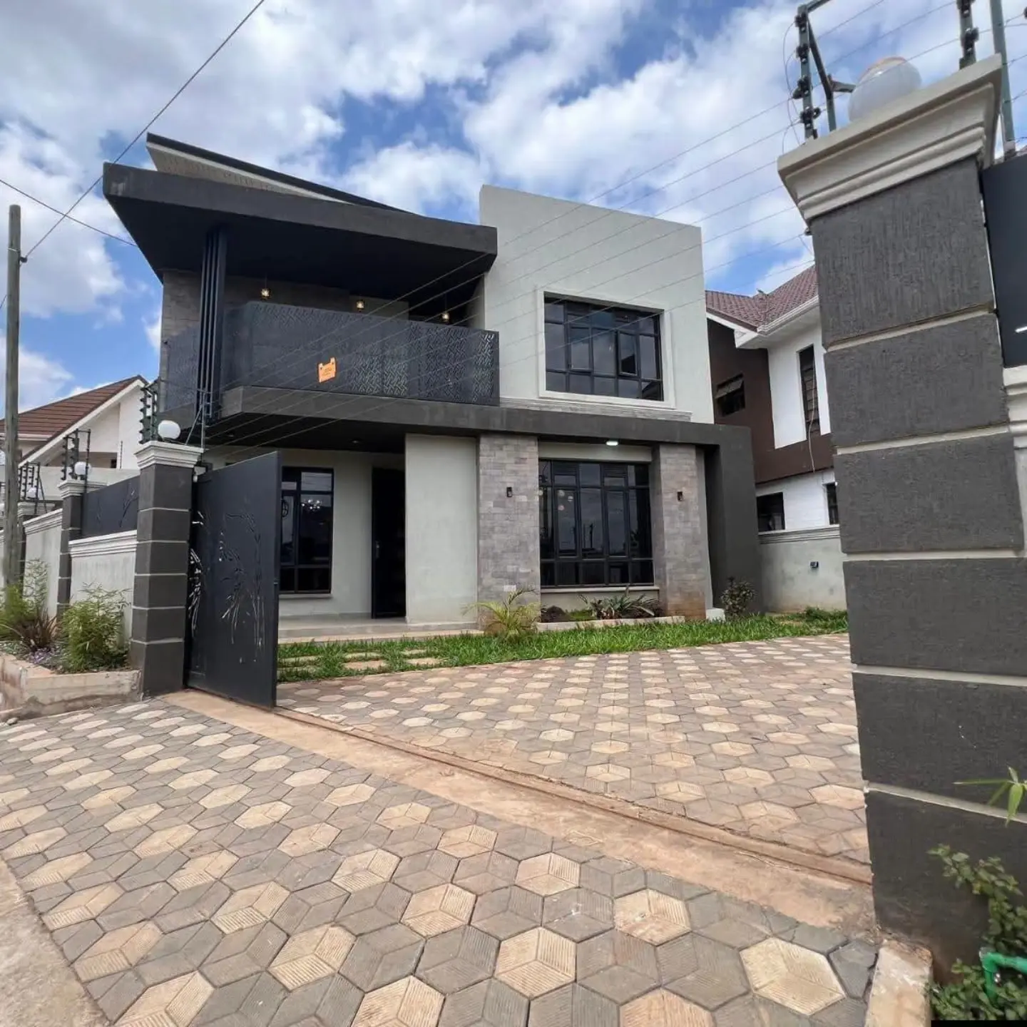 Ultra-Modern 4-Bedroom All En-suite Maisonette + DSQ + Attic Family Room — Ruiru, Nairobi