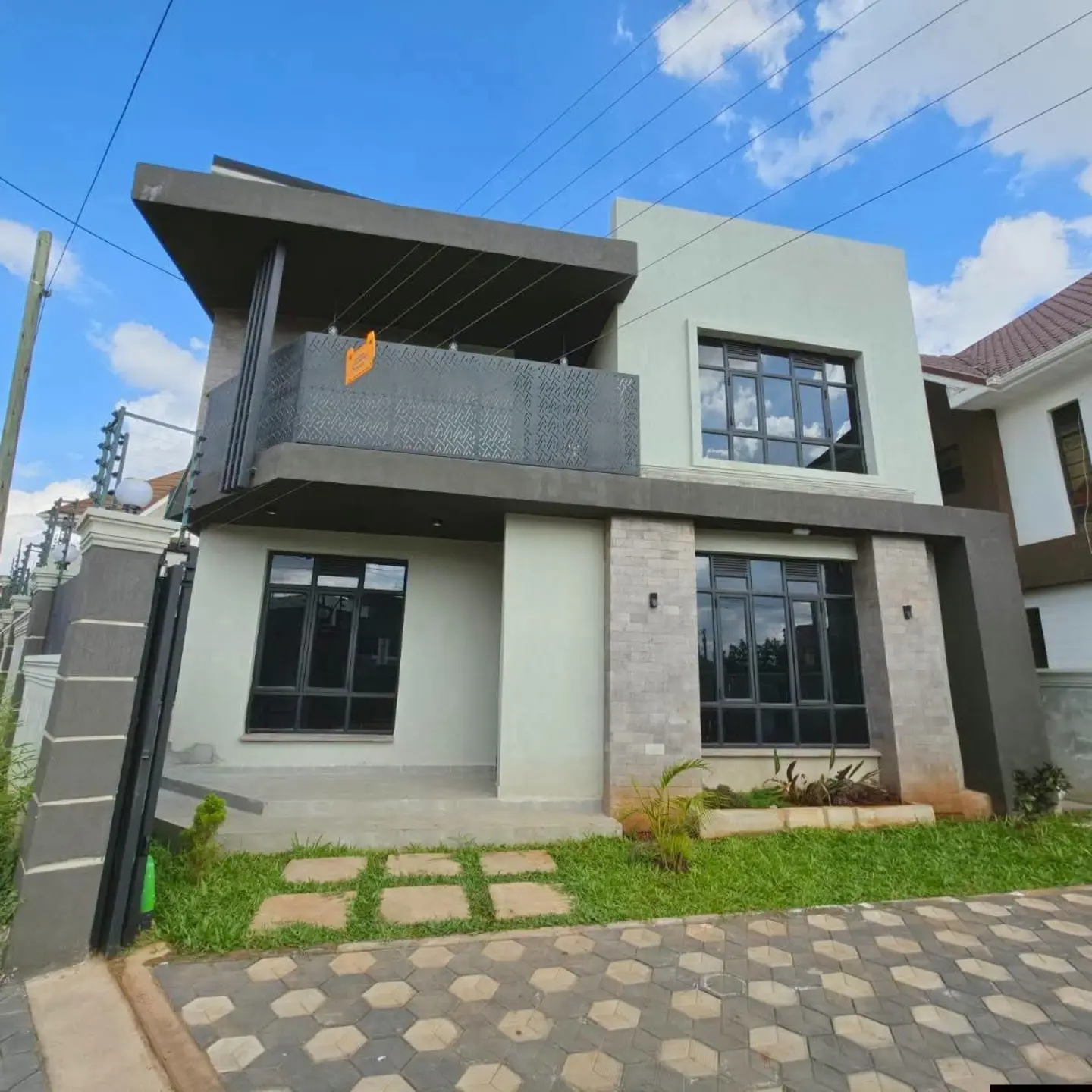 Ultra-Modern 4-Bedroom All En-suite Maisonette + DSQ + Attic Family Room thumbnail 2